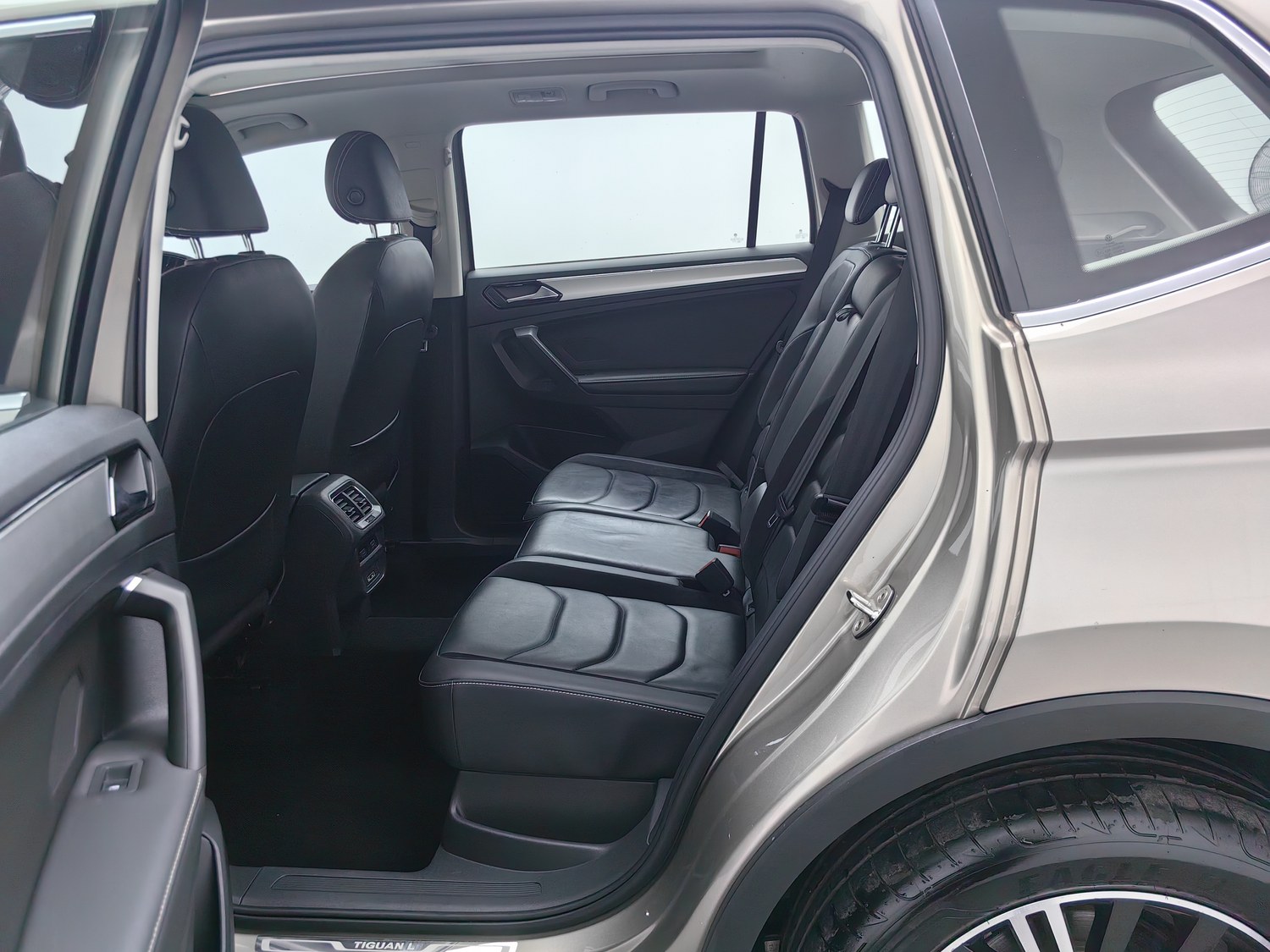 Used Volkswagen Tiguan L 2018 2.0 AT