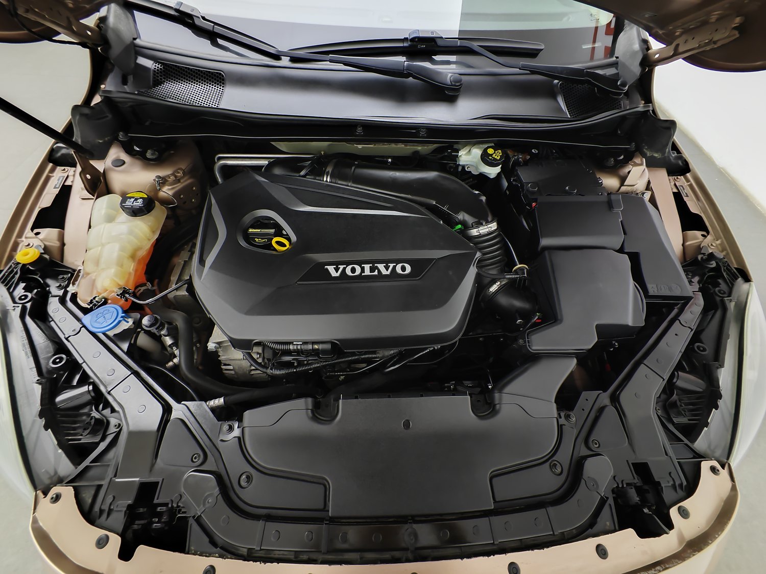 Used Volvo V40 2015 1.6 AT