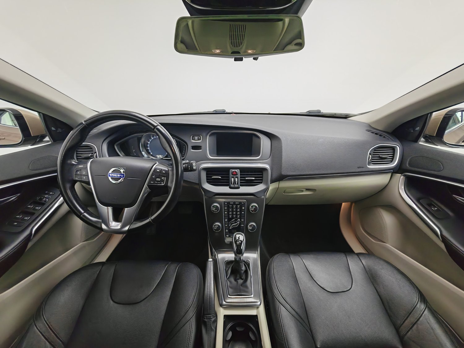 Used Volvo V40 2015 1.6 AT