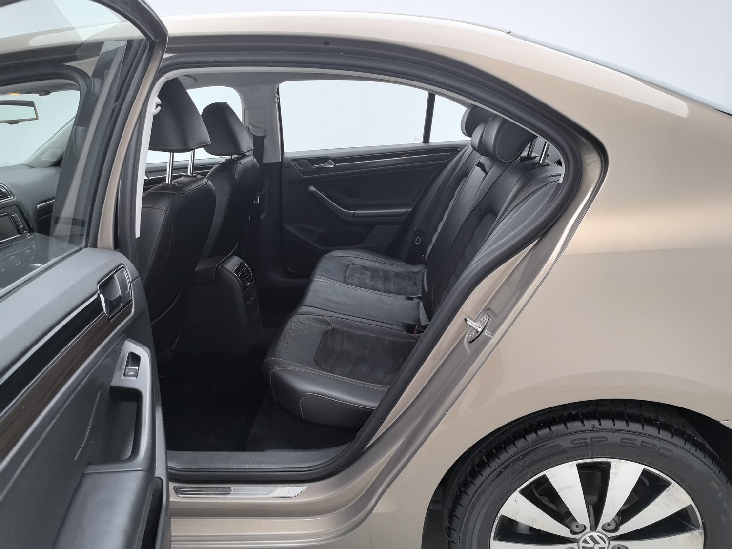 Used Volkswagen Sagitar 2015 1.4 AT