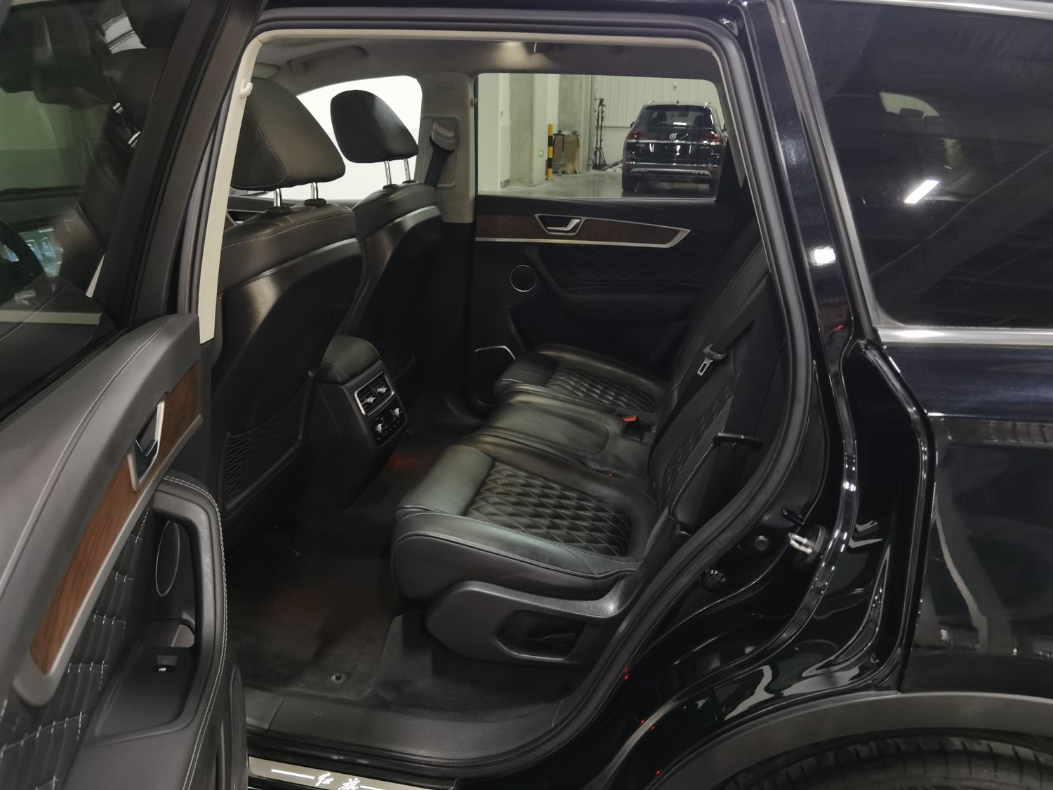 Б/у часы Hongqi HS7 2019 года выпуска, версия 3.0 AT.