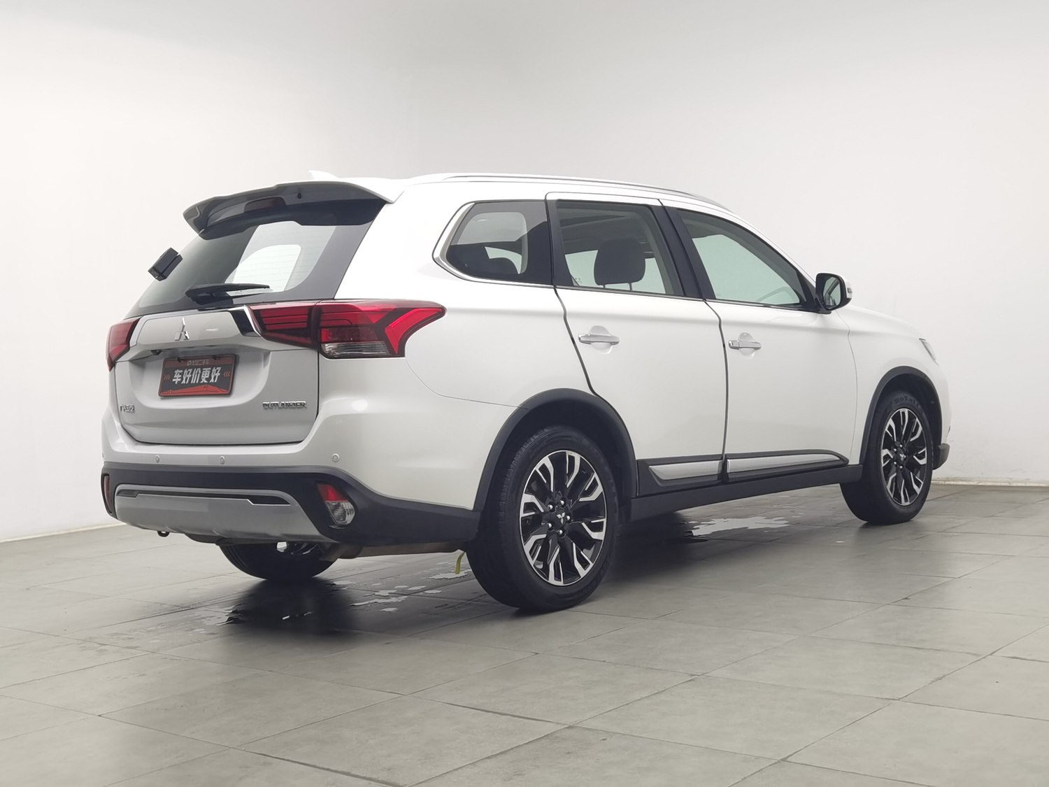 Подержанный Mitsubishi Outlander 2019 года выпуска, двигатель 2.4, автоматическая коробка передач.