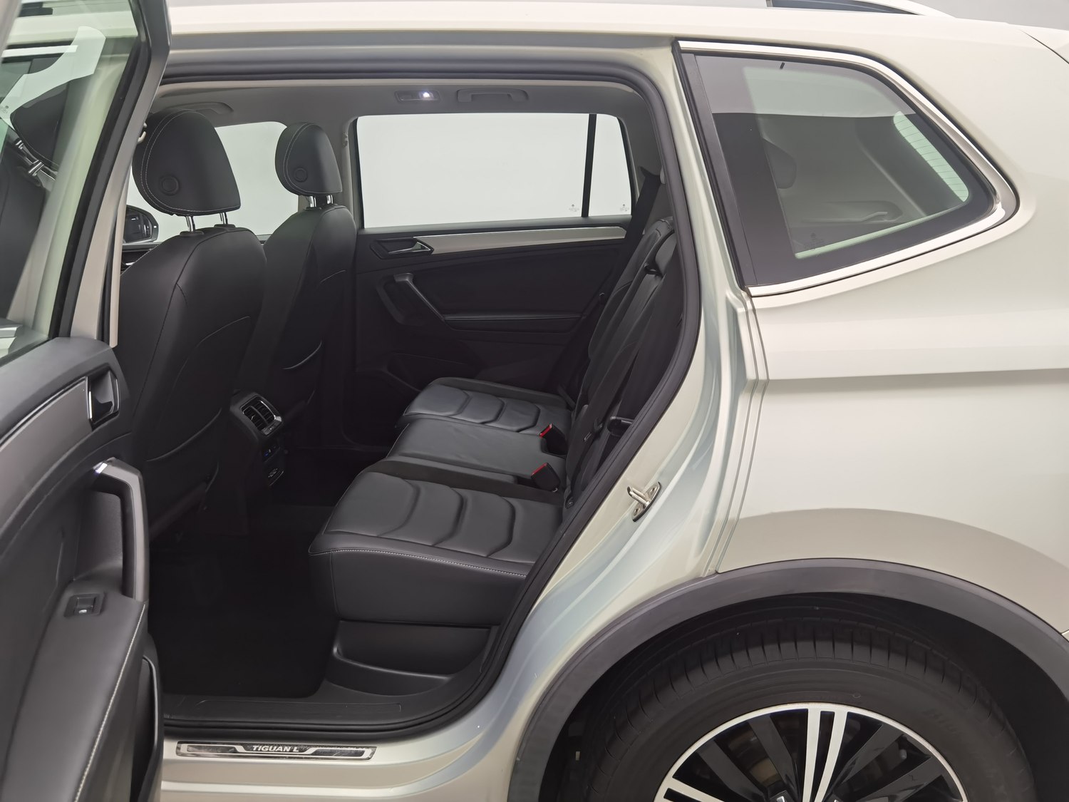Used Volkswagen Tiguan L 2019 2.0 AT