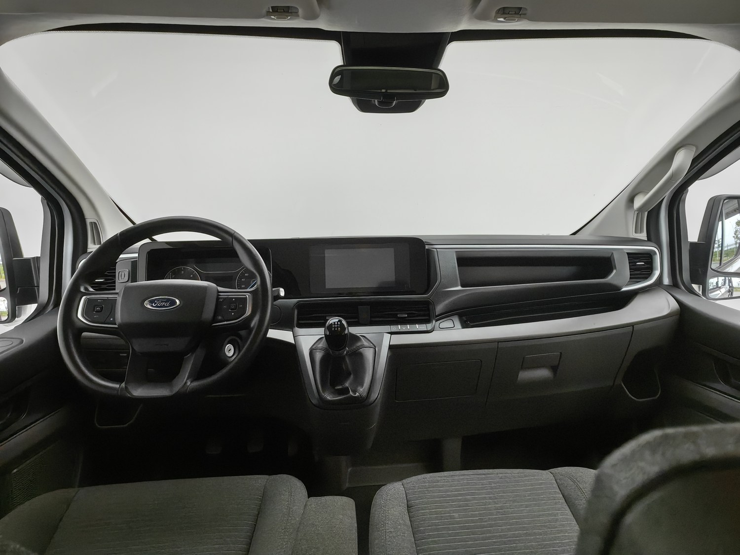 Подержанный Ford Transit 2023 года выпуска, 2.0 MT.