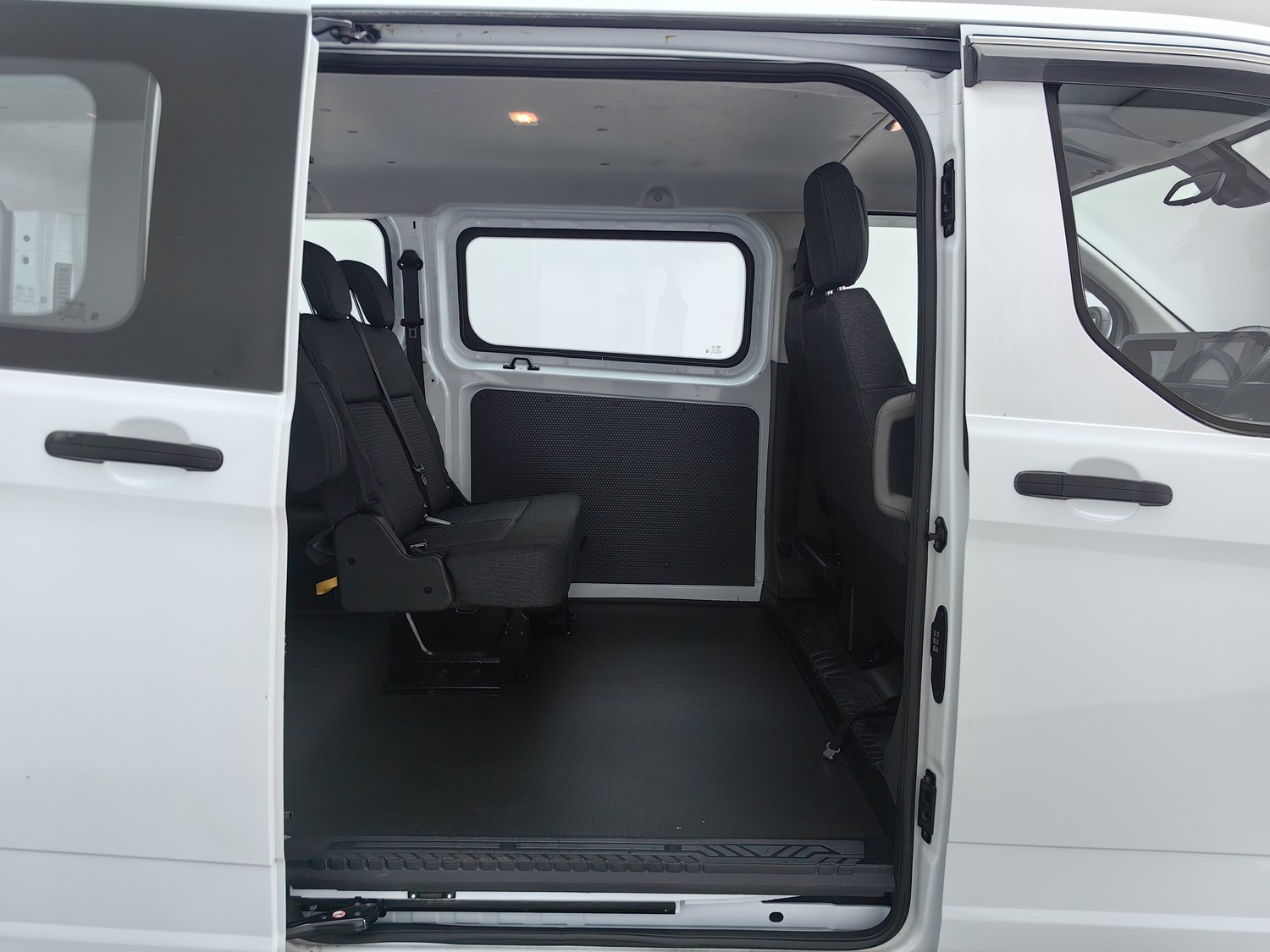 Подержанный Ford Transit 2023 года выпуска, 2.0 MT.