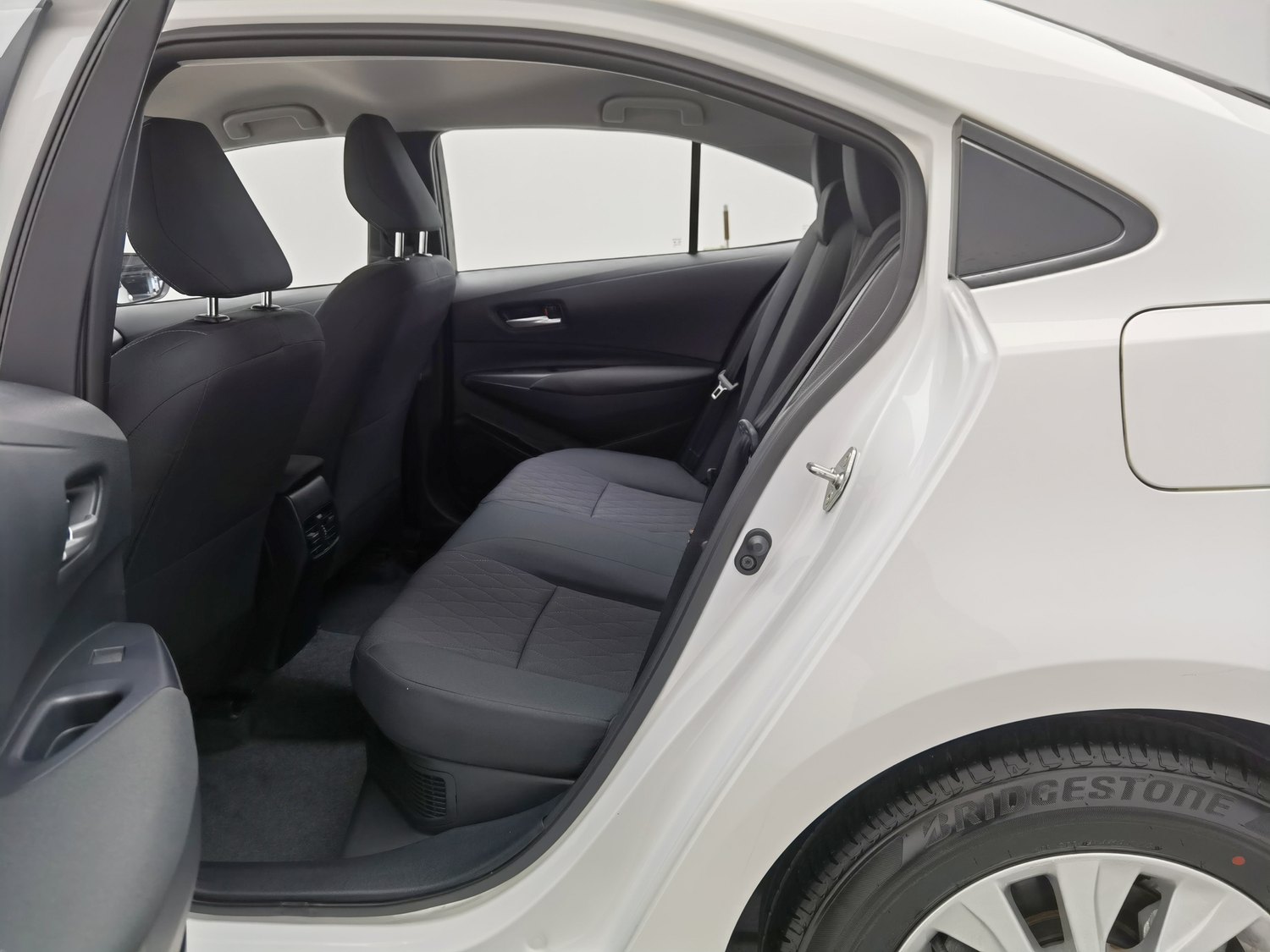 Подержанный Toyota Corolla 2023 года выпуска, 1.8 AT