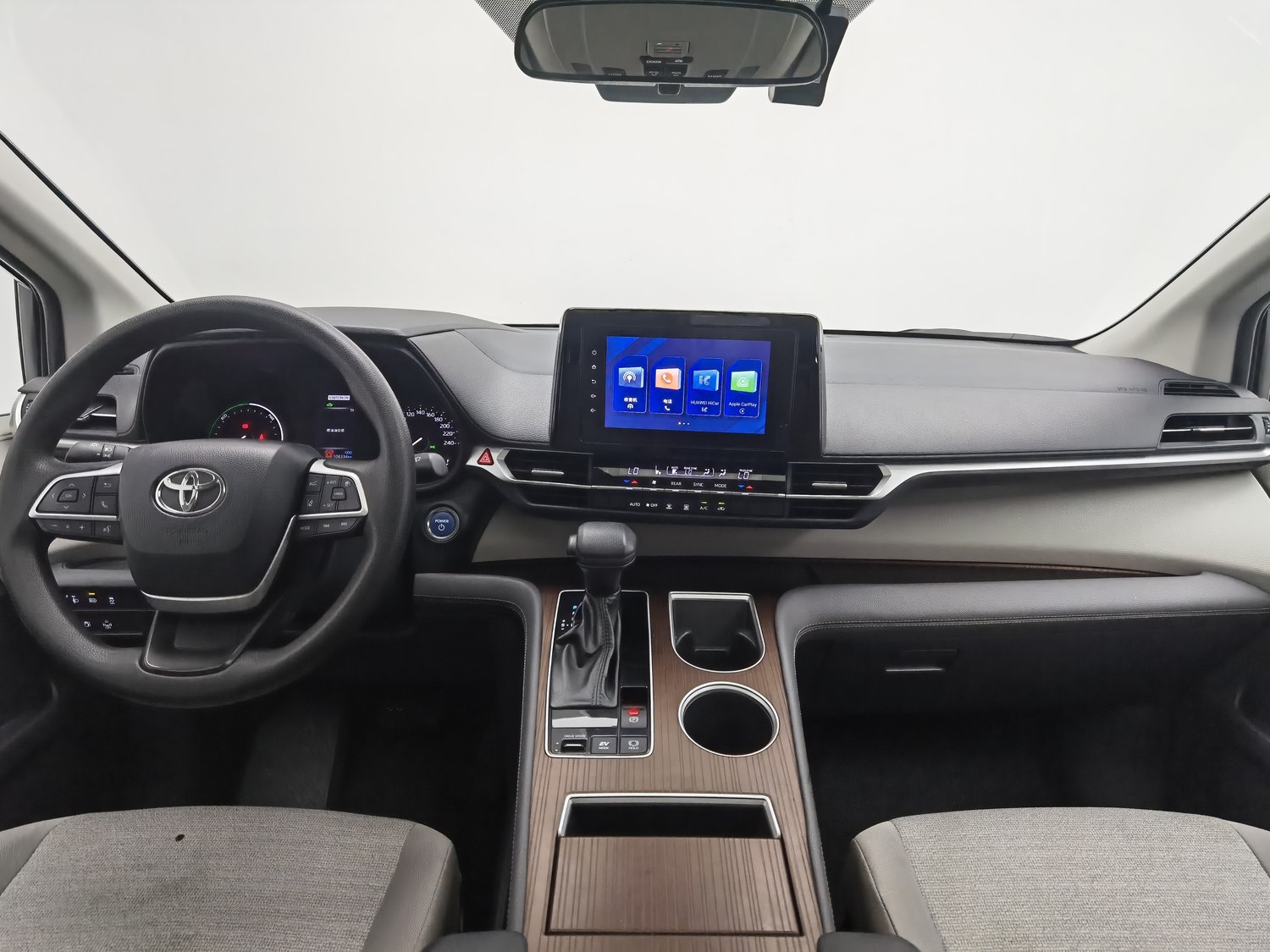 Подержанный Toyota Sienna 2023 года выпуска, 2.5 AT