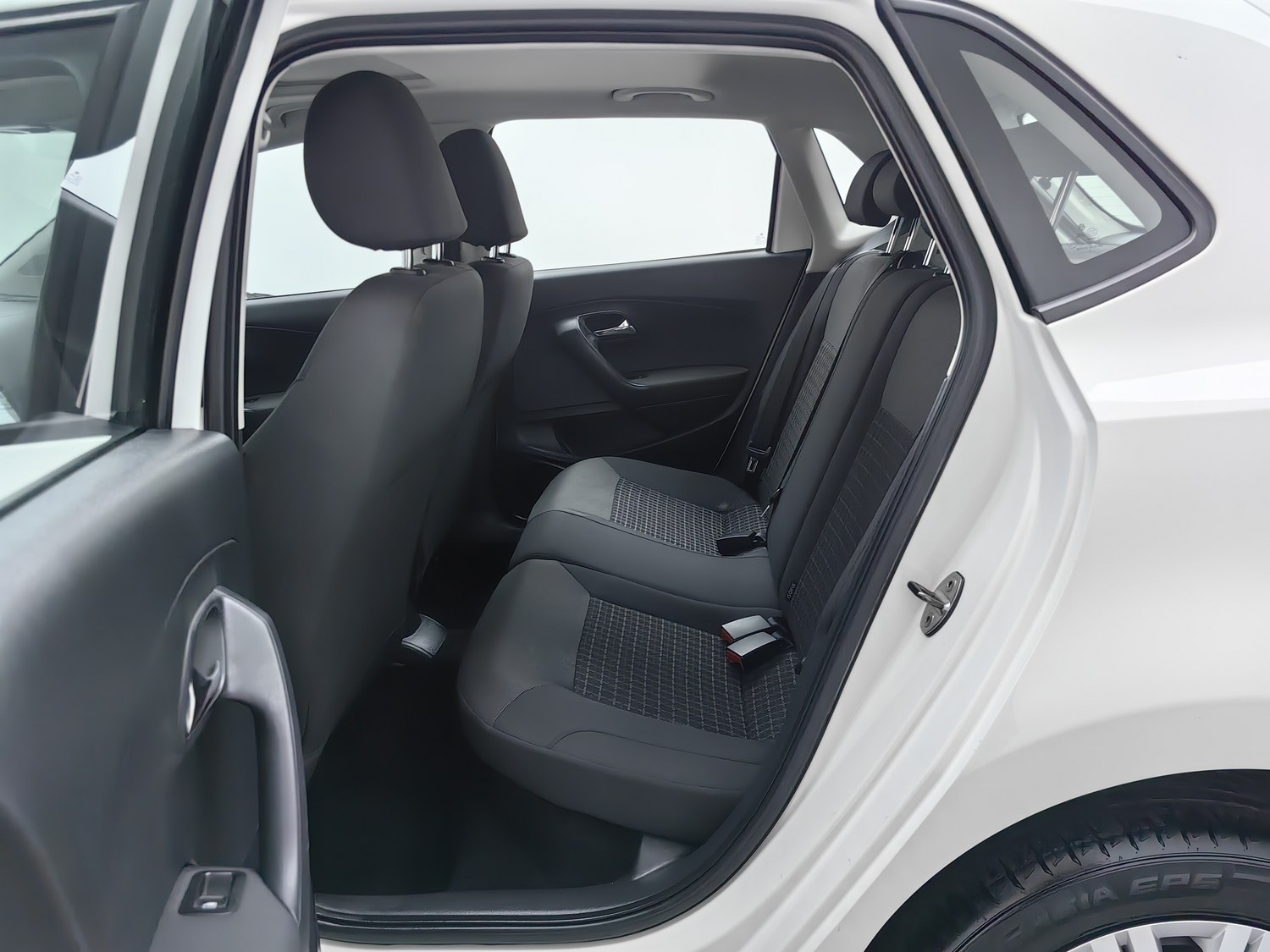 Подержанный Volkswagen Polo 2016 года выпуска, 1.6 AT