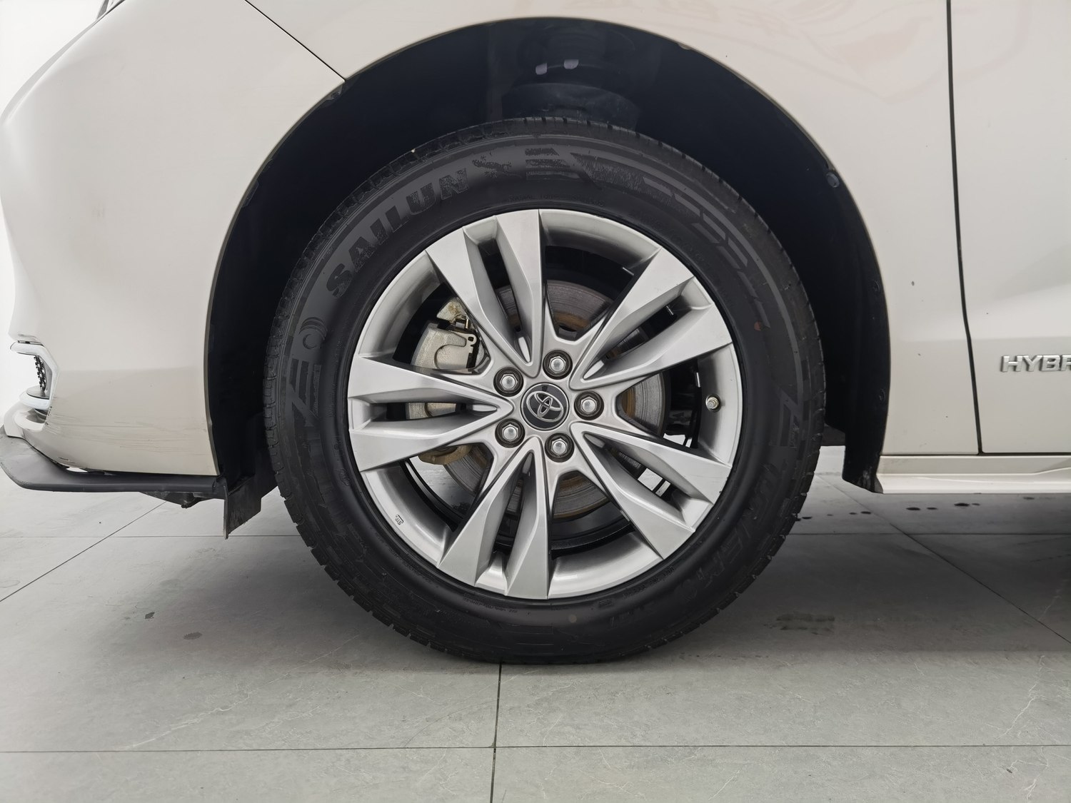 Подержанный Toyota Sienna 2023 года выпуска, 2.5 AT