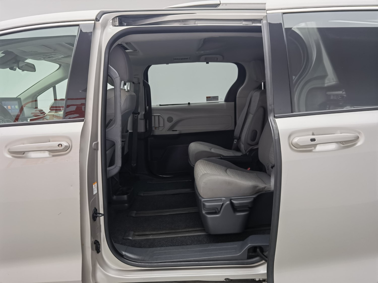 Подержанный Toyota Sienna 2023 года выпуска, 2.5 AT