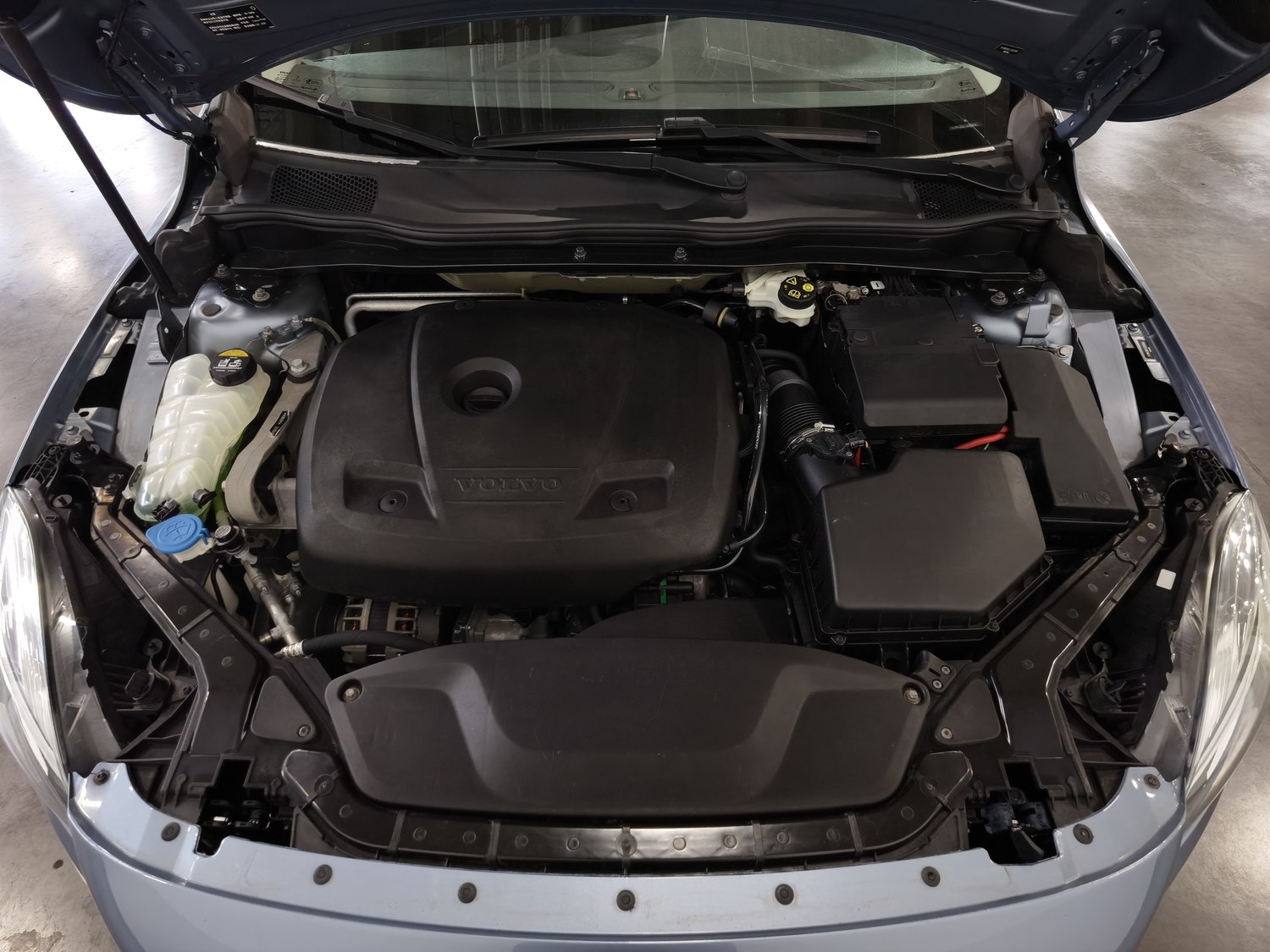 Used Volvo V40 2018 1.5 AT