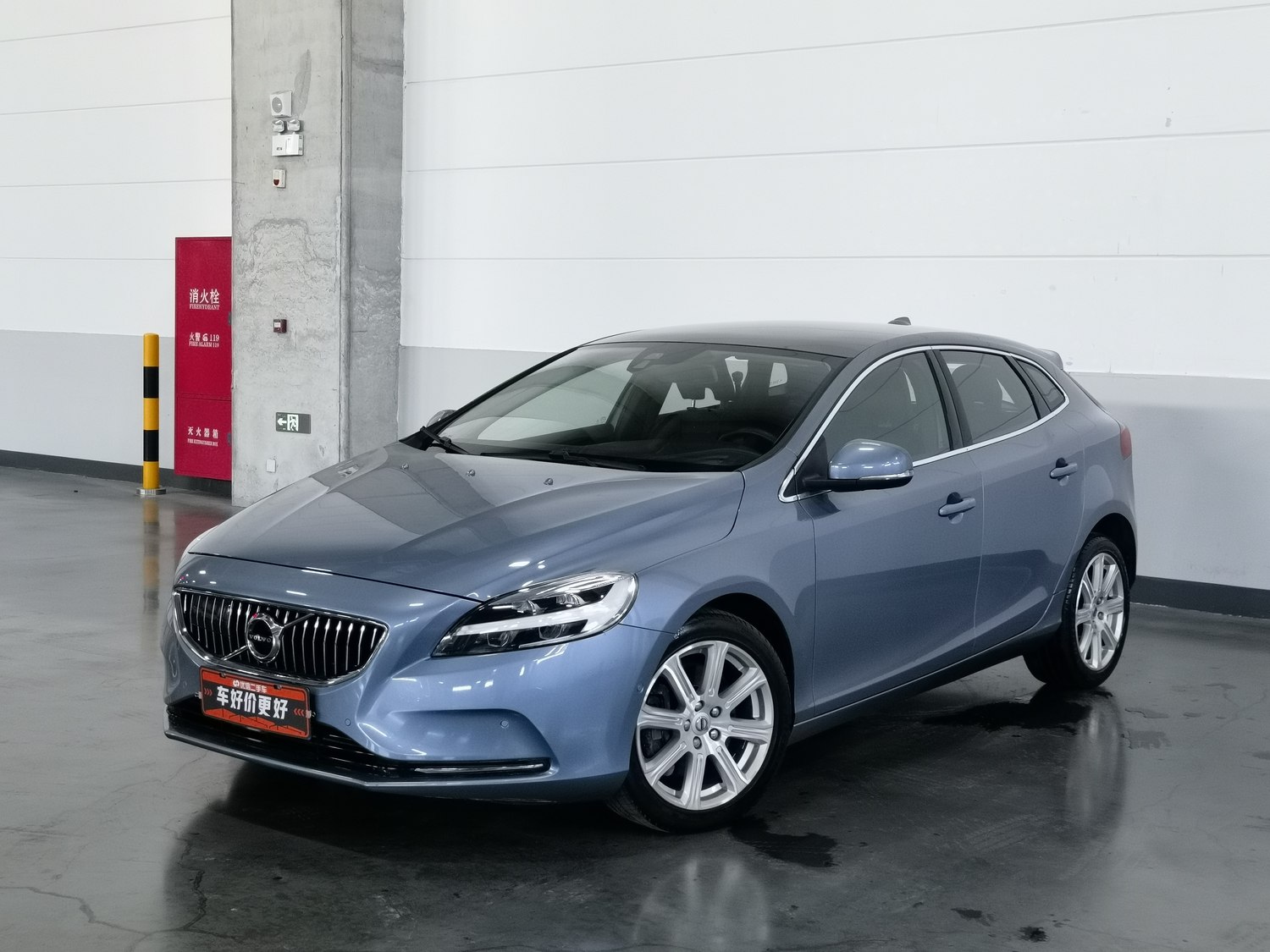 Used Volvo V40 2018 1.5 AT