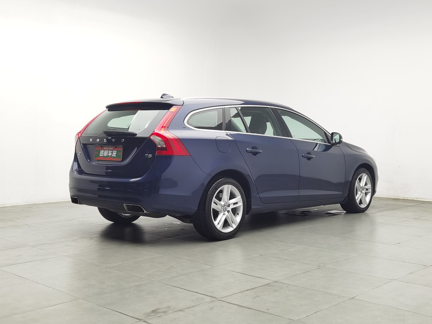 Used Volvo V60 2015 2.0 AT