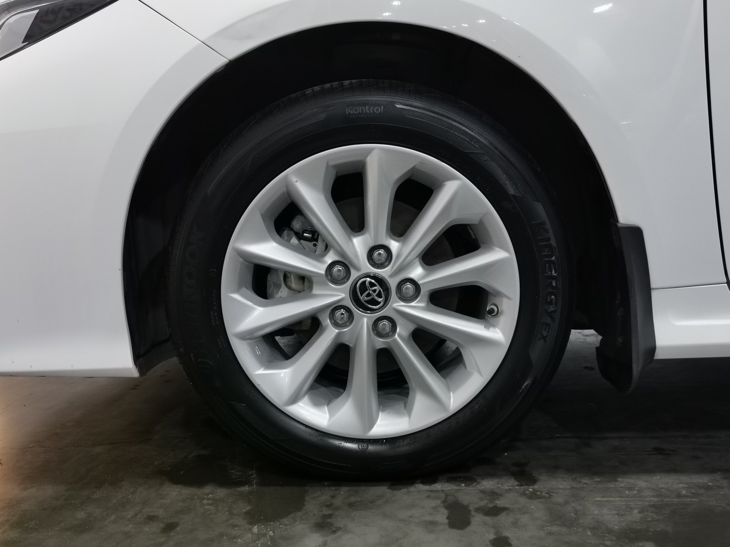 Подержанный Toyota Corolla 2021 года выпуска, 1.8 AT