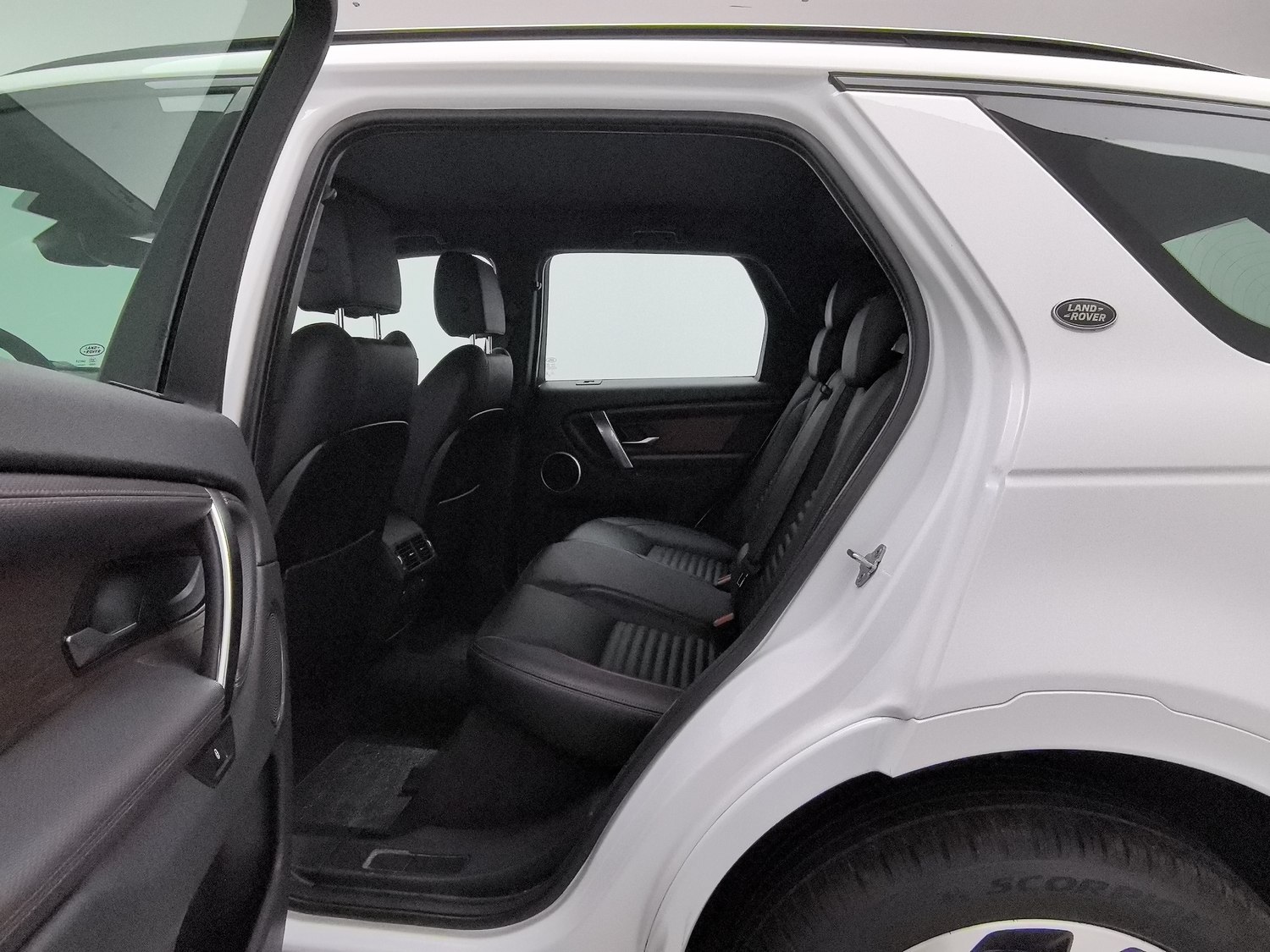 Подержанный Land Rover Discovery 2020 года выпуска, 2.0 AT.