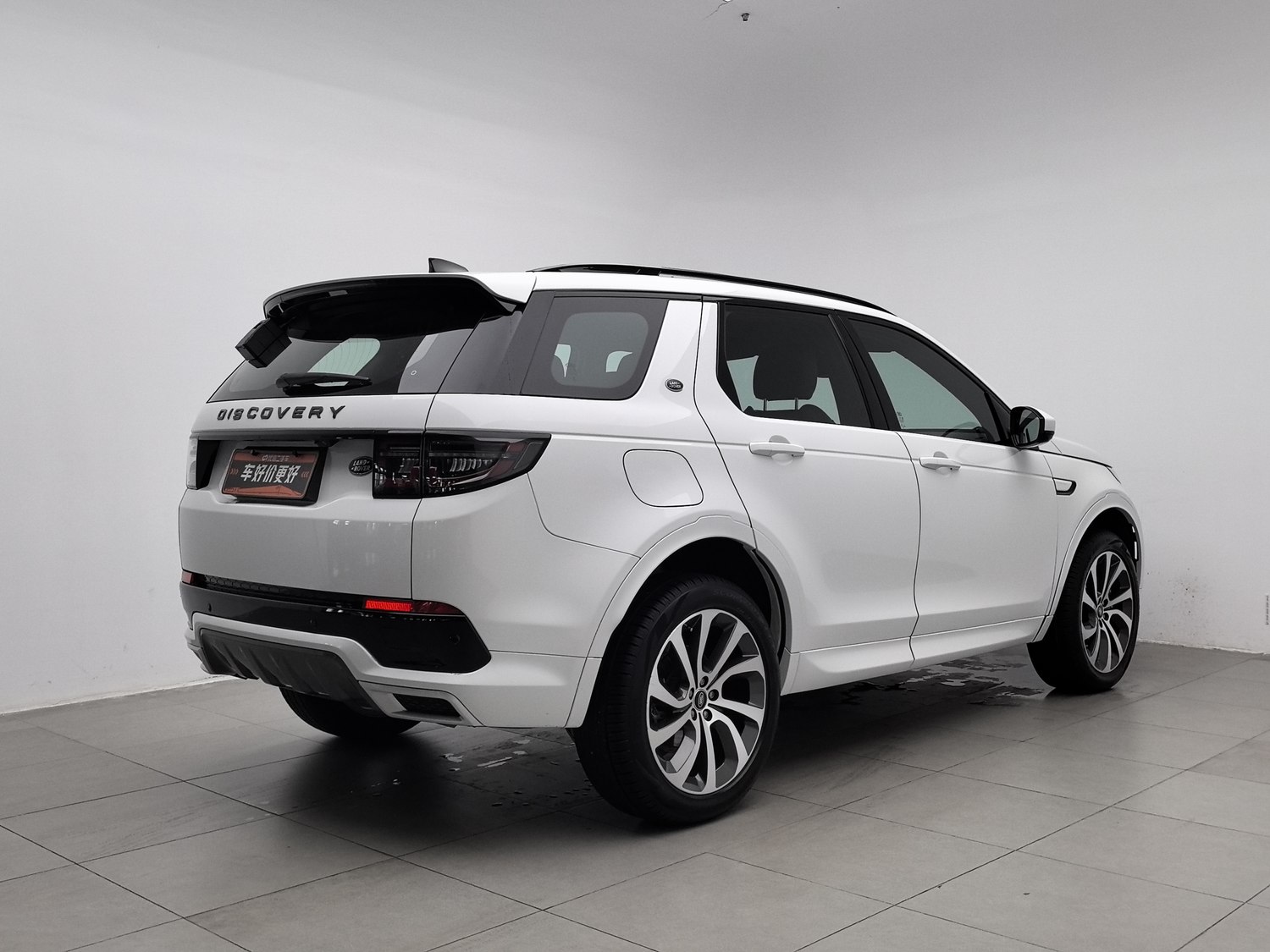 Подержанный Land Rover Discovery 2020 года выпуска, 2.0 AT.