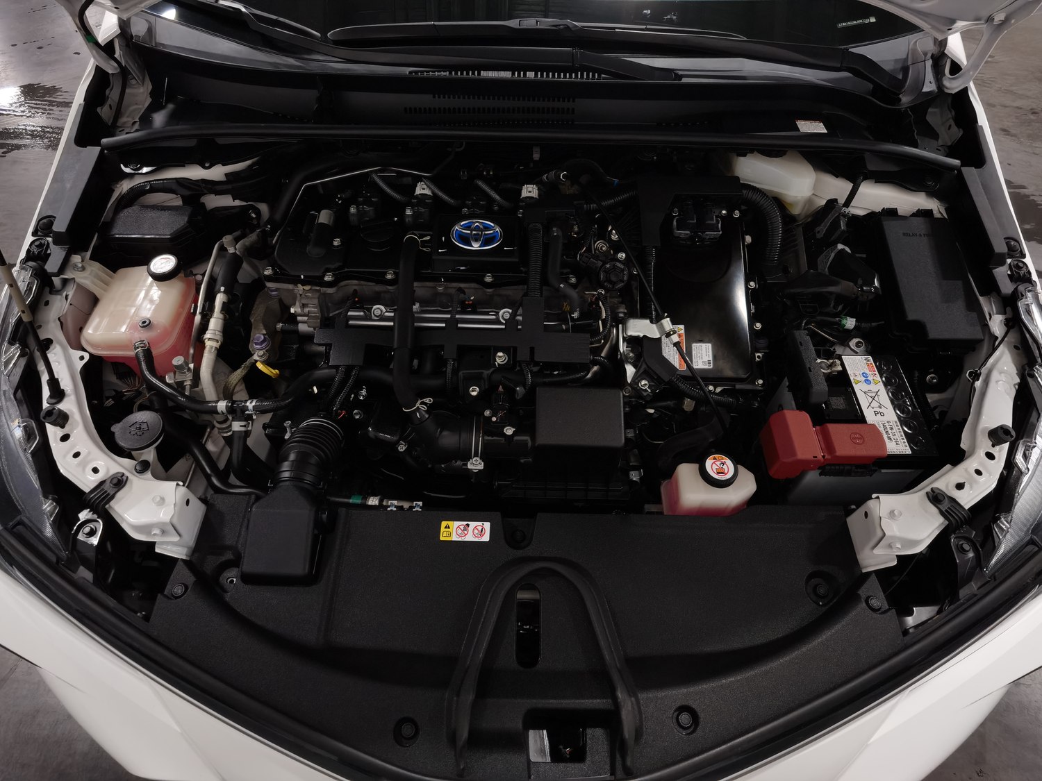 Подержанный Toyota Corolla 2021 года выпуска, 1.8 AT