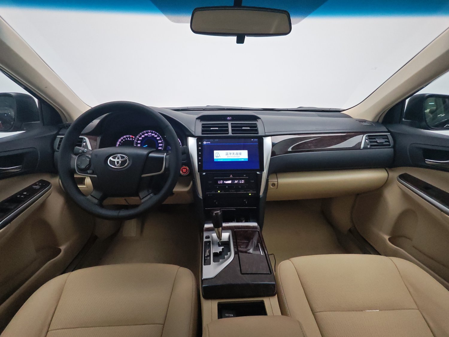 Подержанный Toyota Camry 2015 года выпуска, 2.0 AT