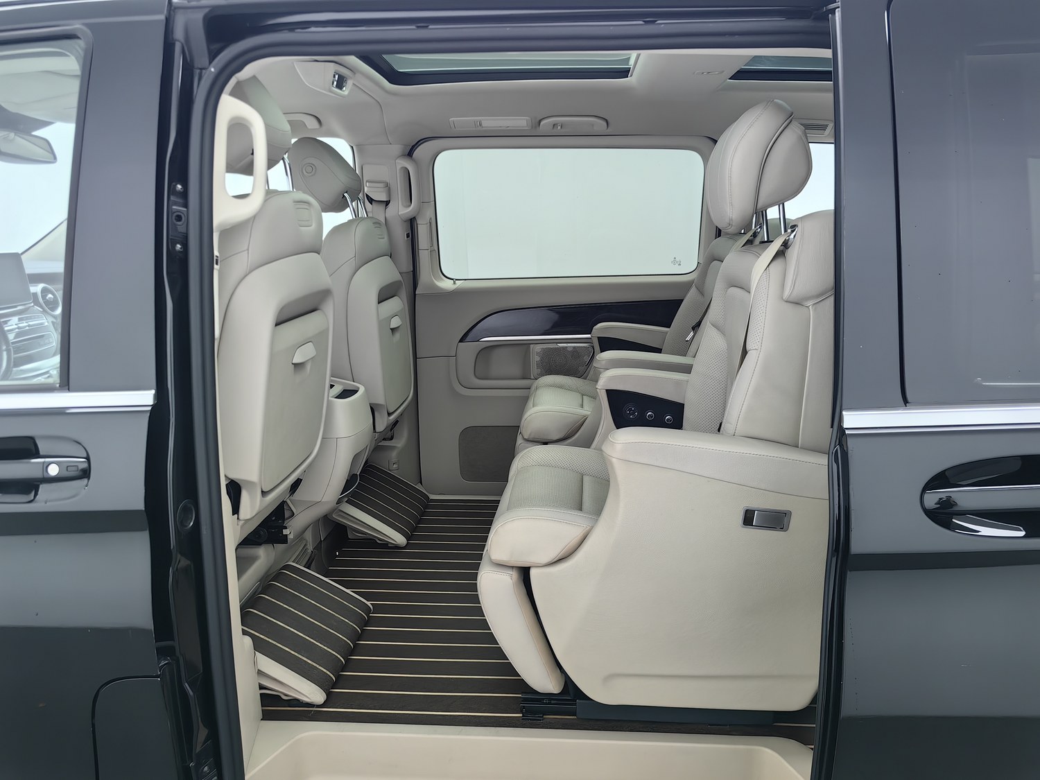 Used Mercedes-Benz V-Class 2016 2.0 AT