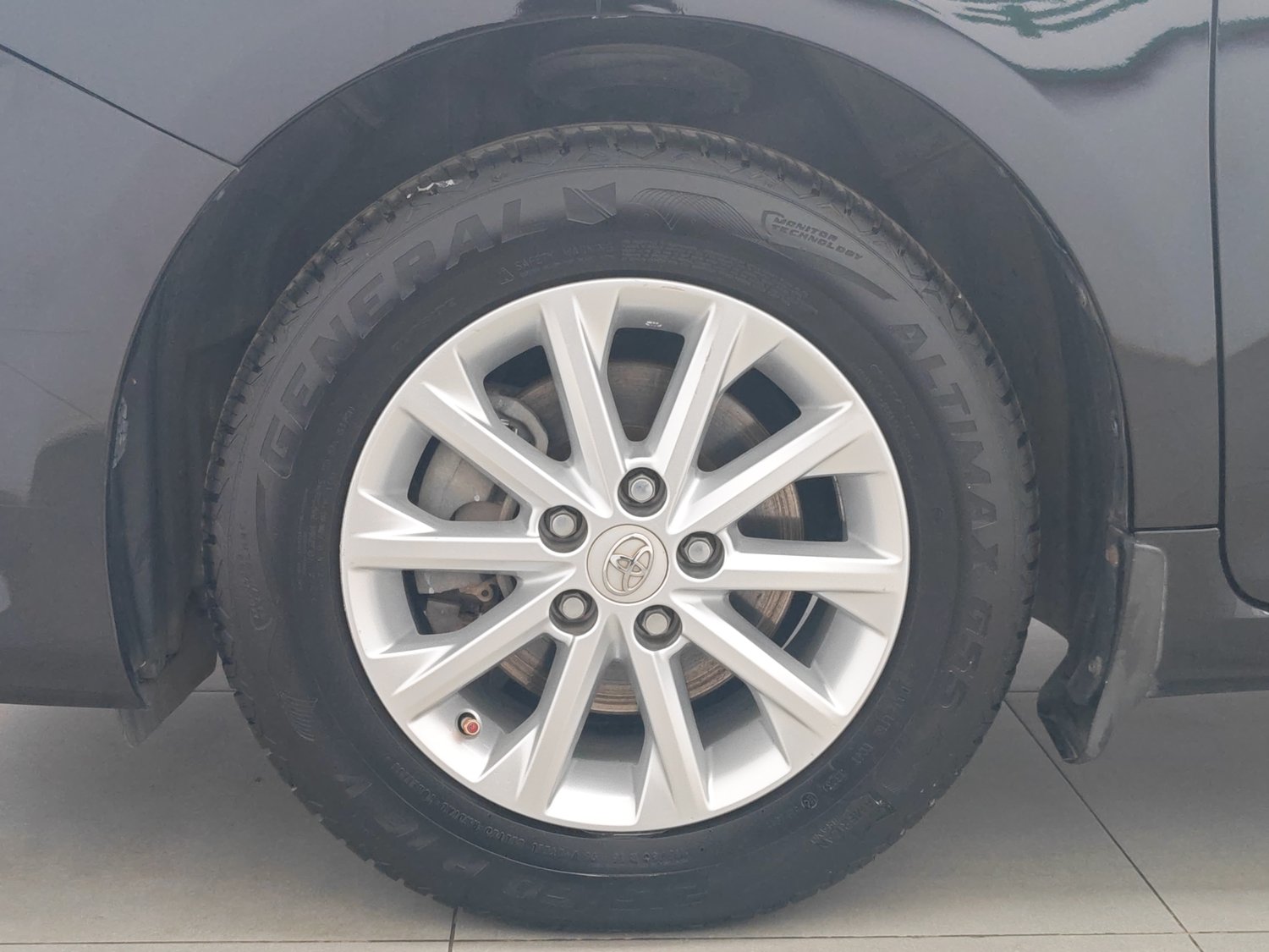 Подержанный Toyota Camry 2015 года выпуска, 2.0 AT
