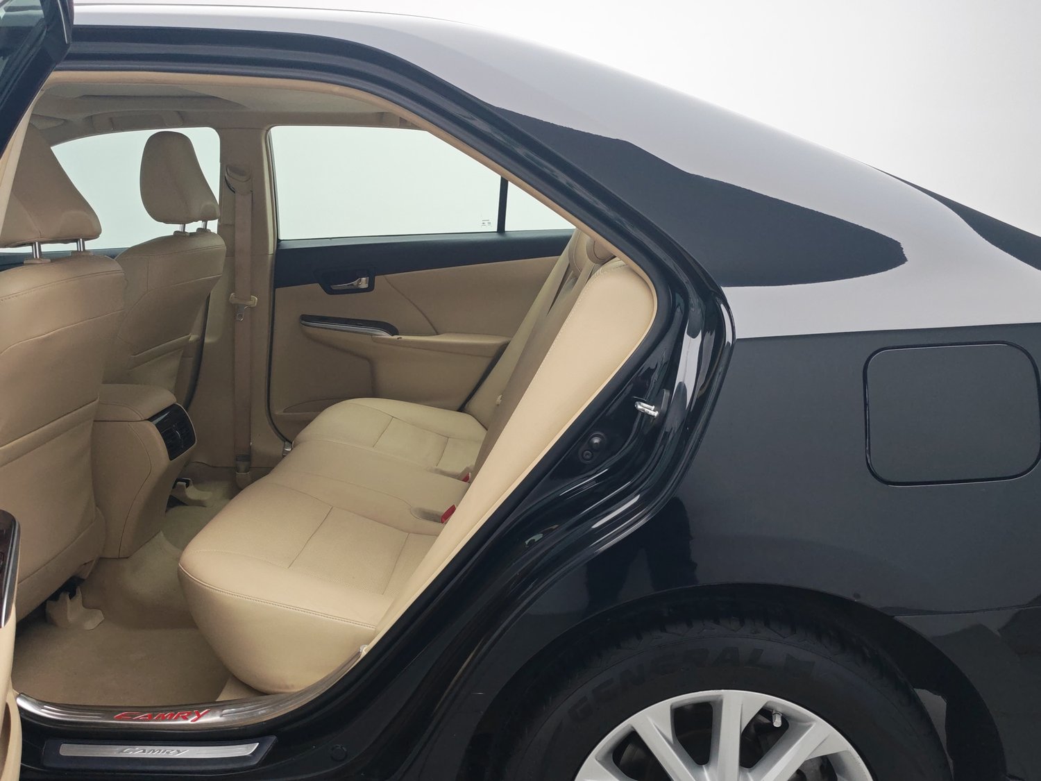 Подержанный Toyota Camry 2015 года выпуска, 2.0 AT