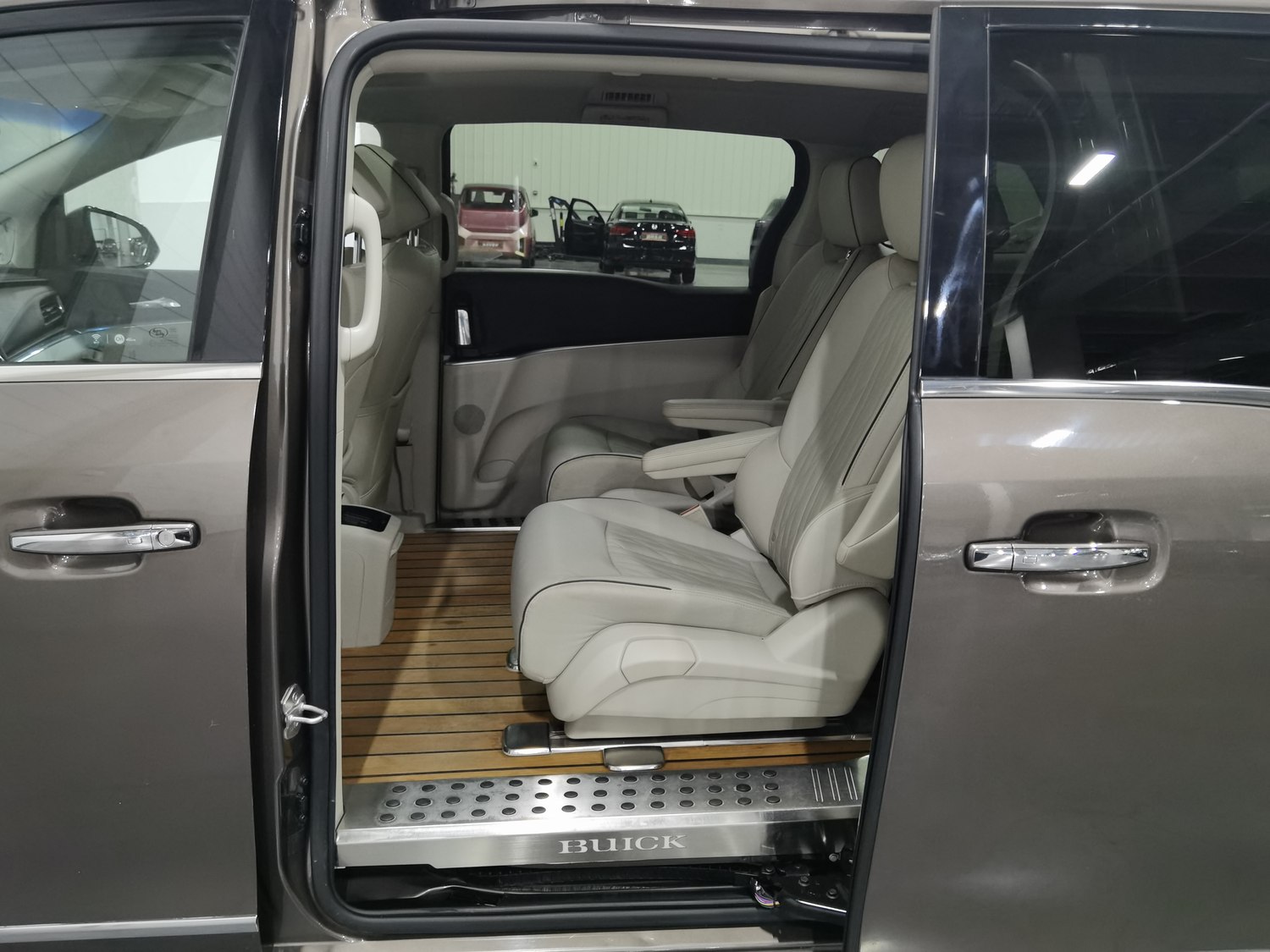 Used Buick GL8 2022 2.0 AT
