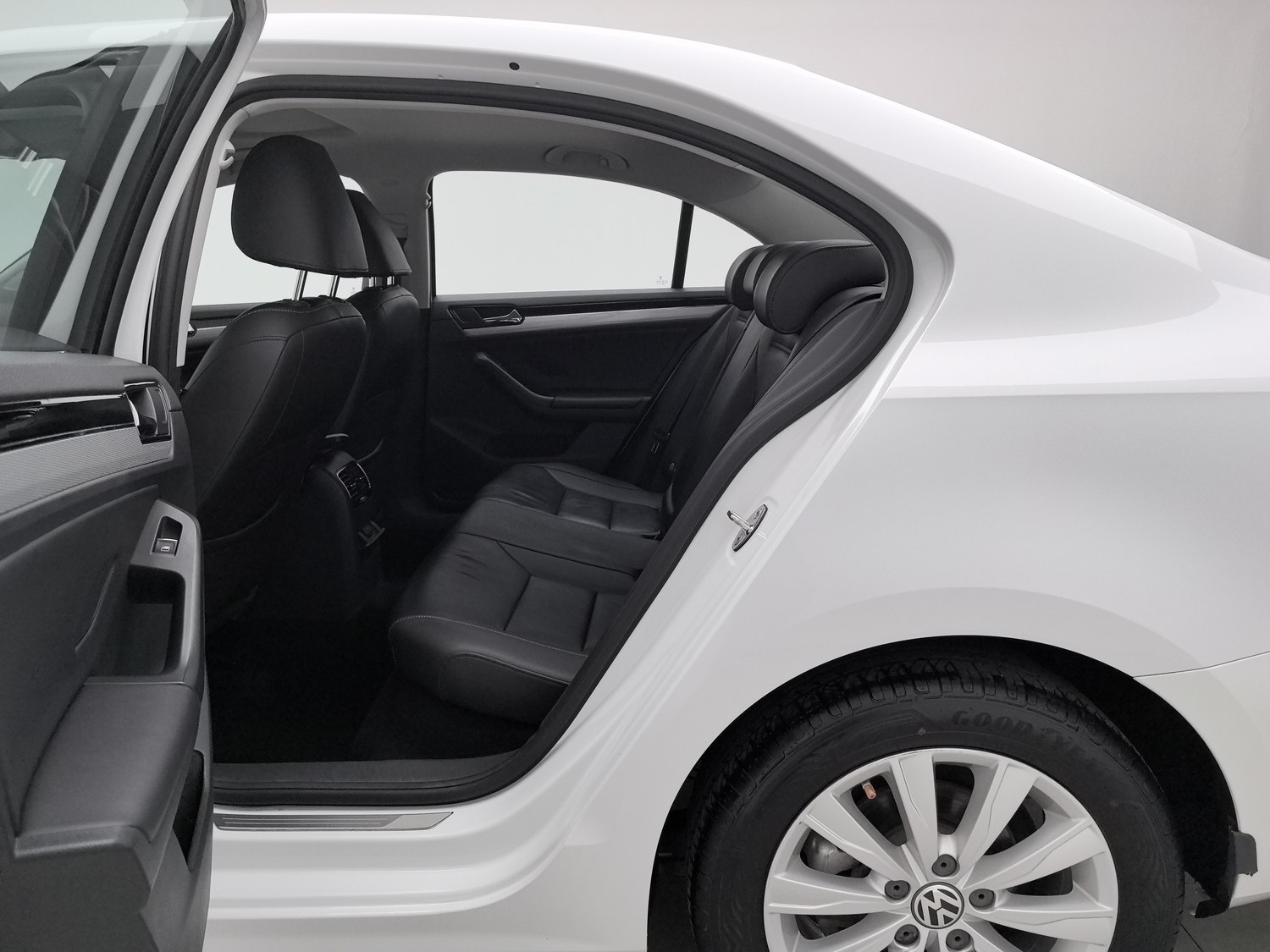Used Volkswagen Sagitar 2015 1.6 MT