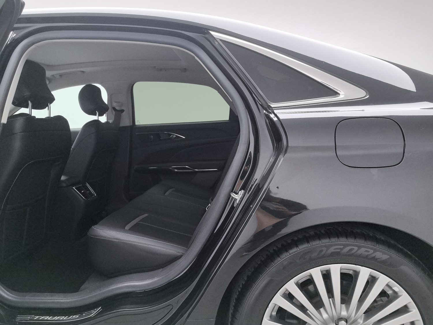 Used Ford Taurus 2015 2.0 AT