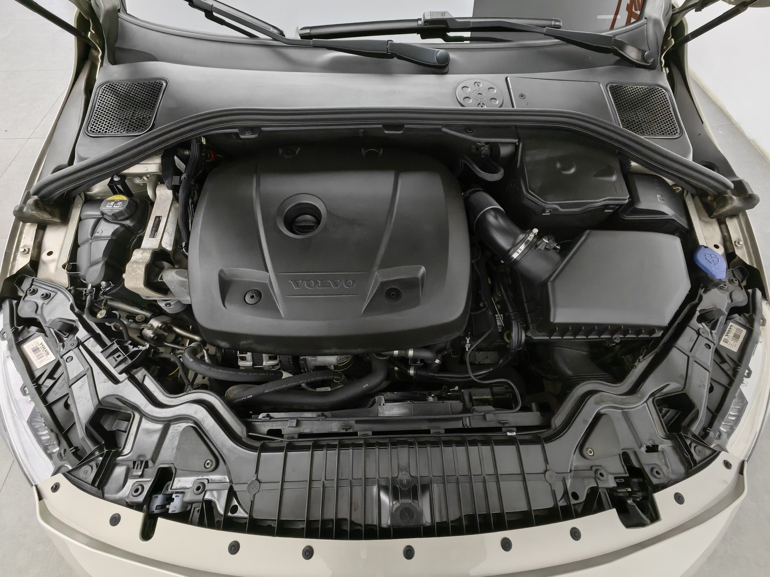 Used Volvo V60 2017 2.0 AT