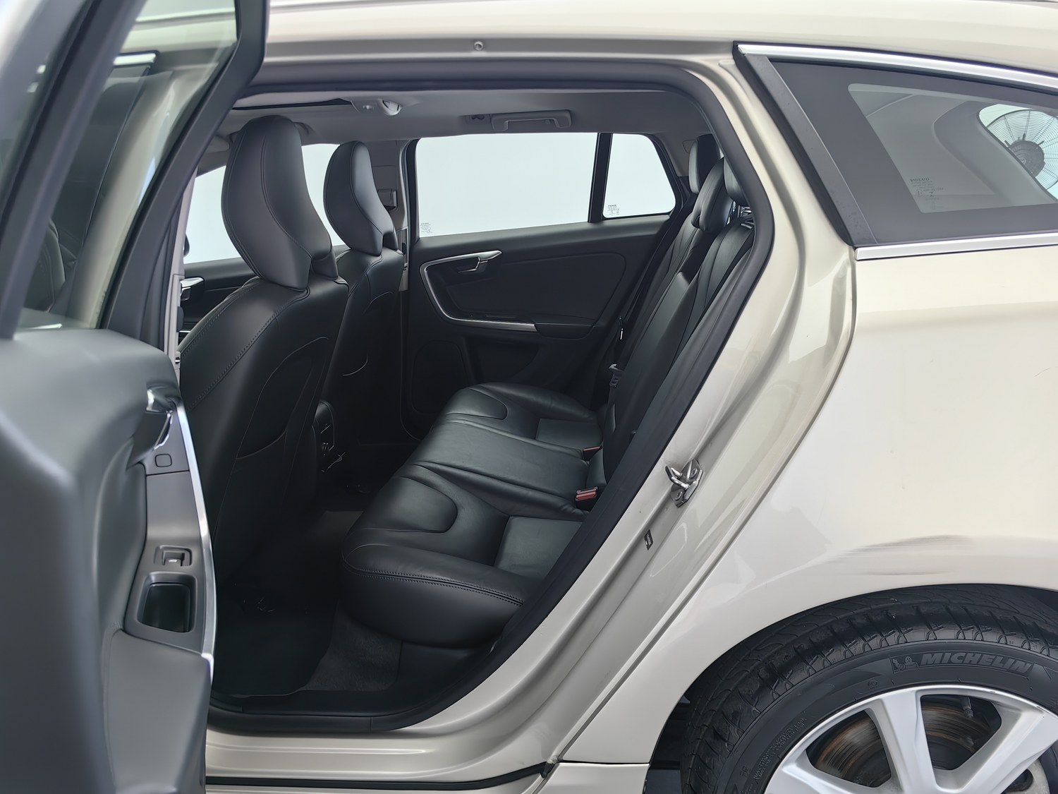 Used Volvo V60 2017 2.0 AT