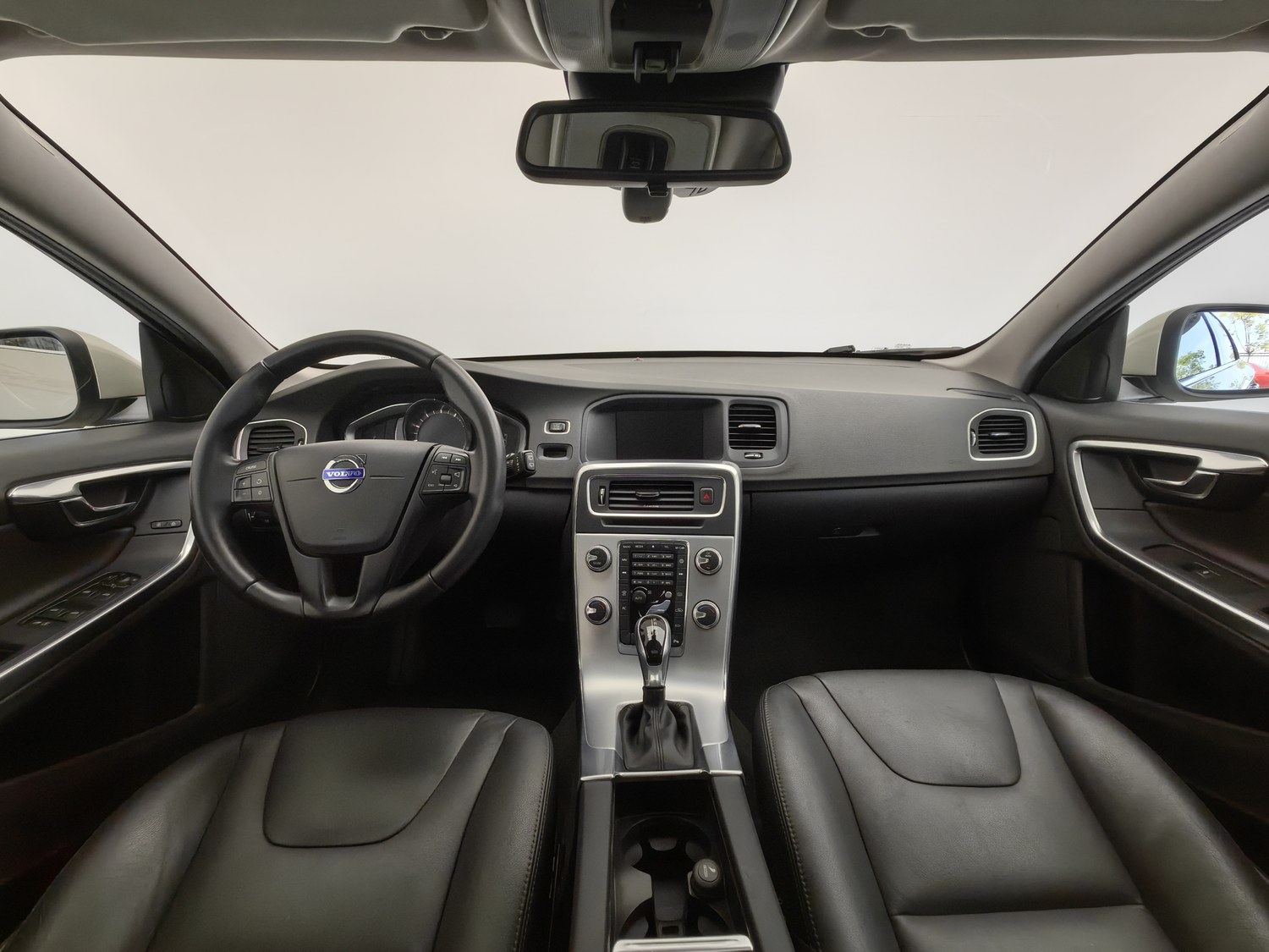 Used Volvo V60 2017 2.0 AT