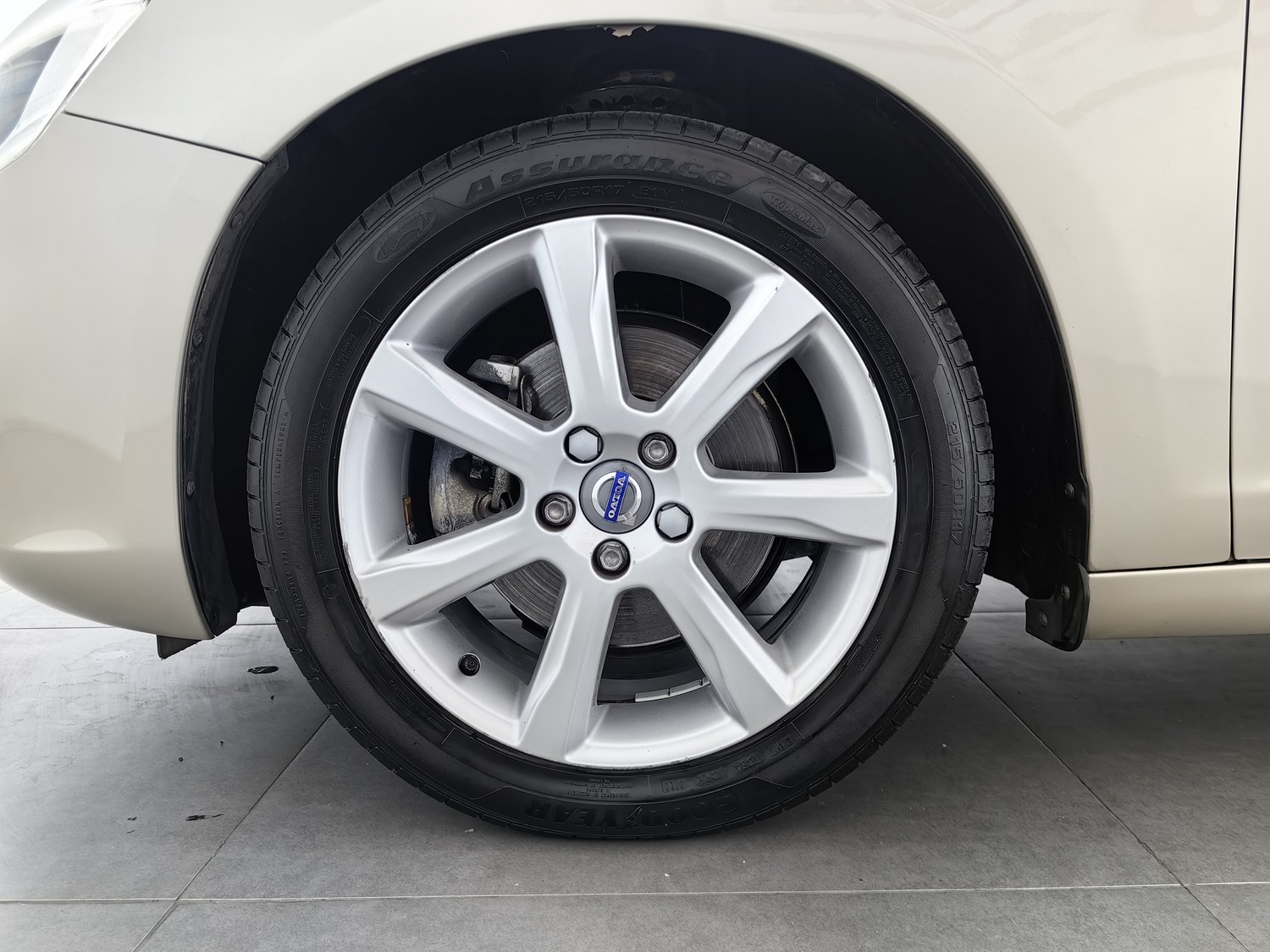 Used Volvo V60 2017 2.0 AT