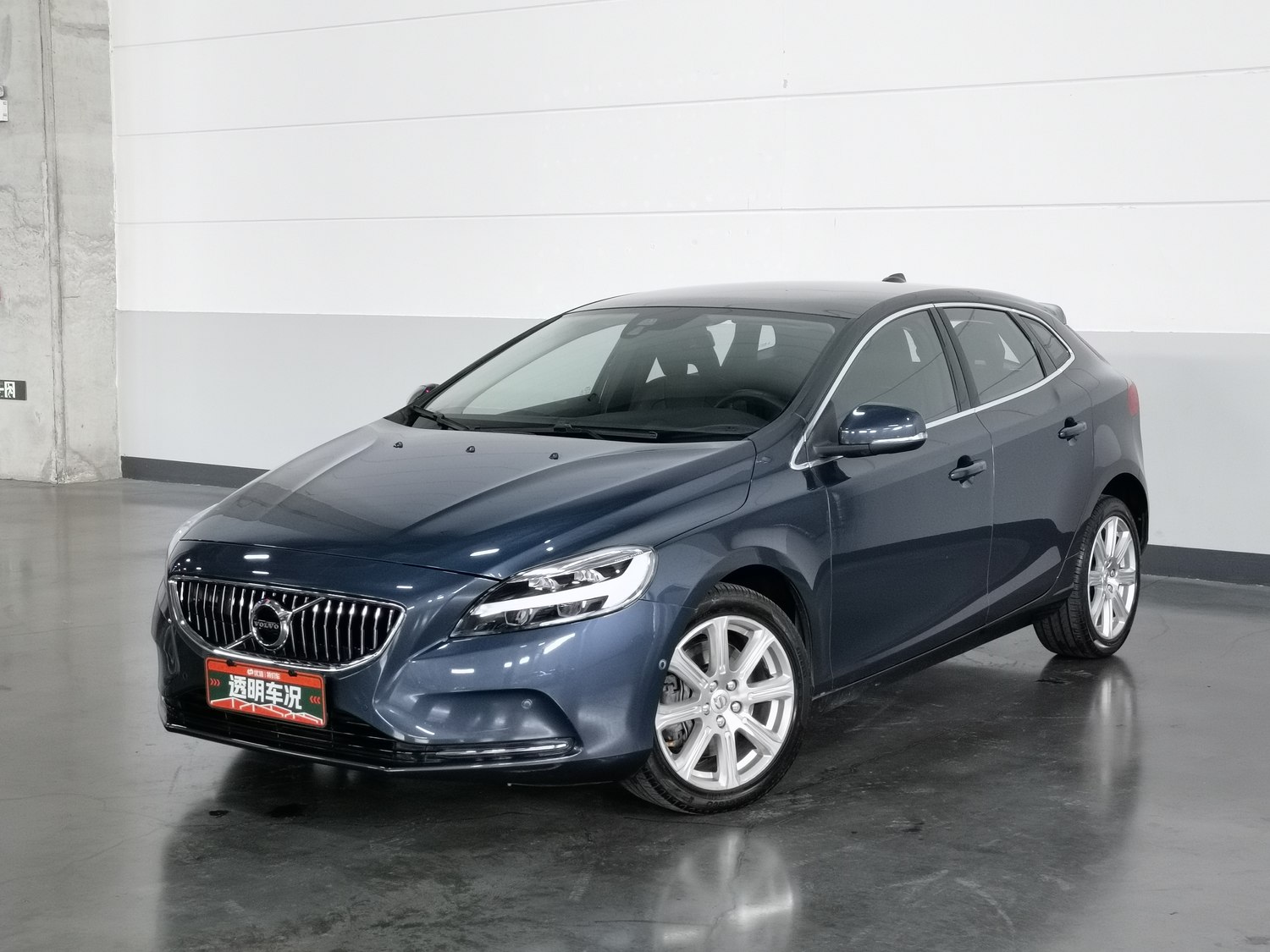 Used Volvo V40 2018 1.5 AT