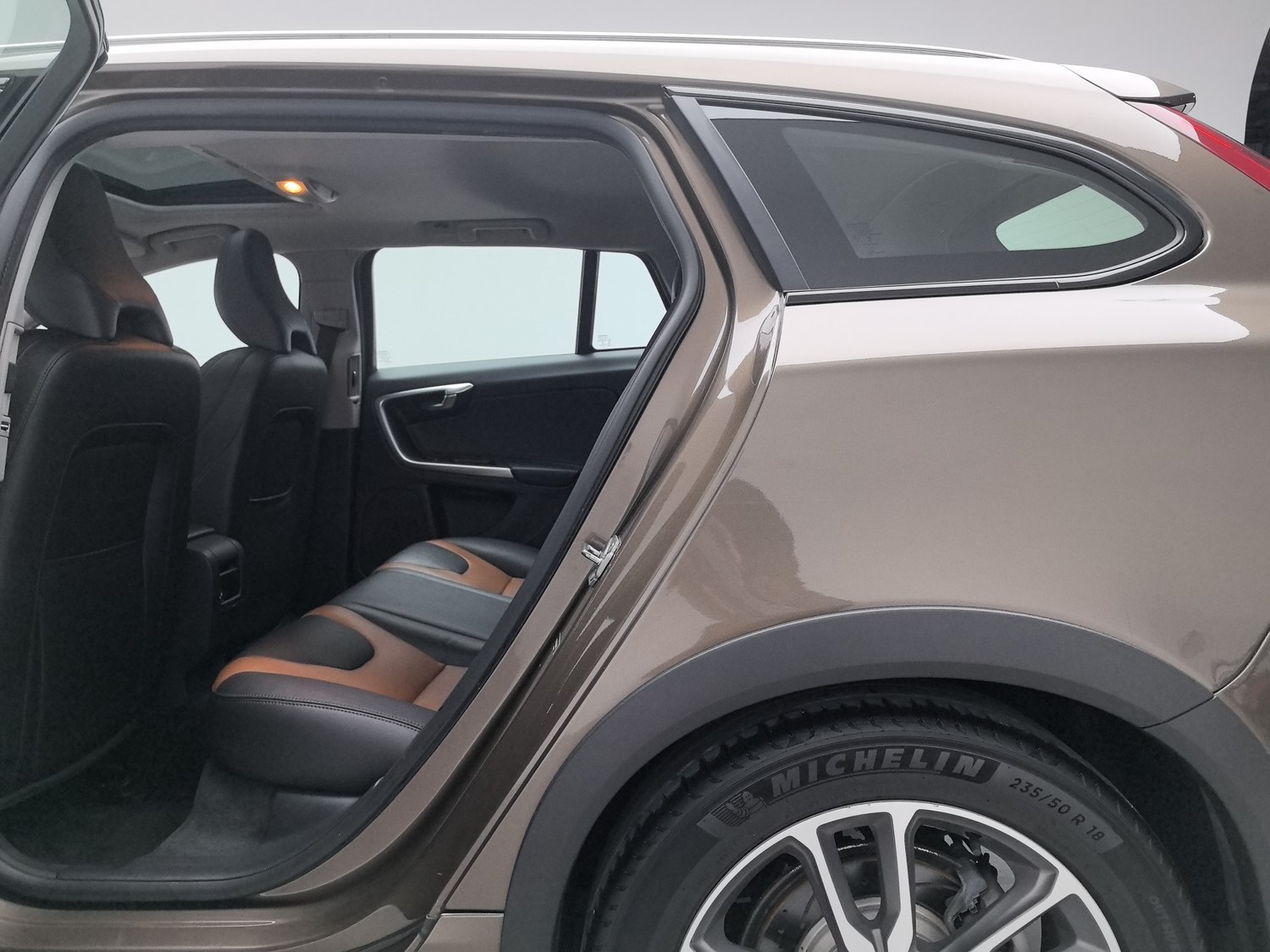 Used Volvo V60 2017 2.0 AT