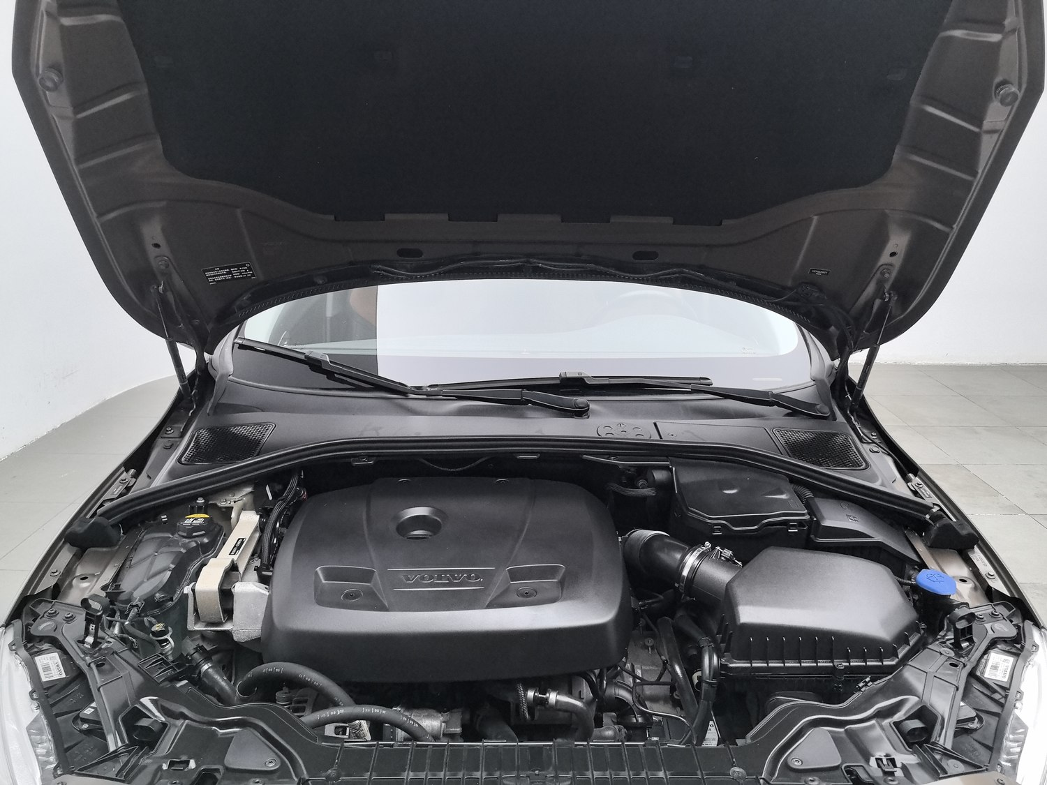 Used Volvo V60 2017 2.0 AT