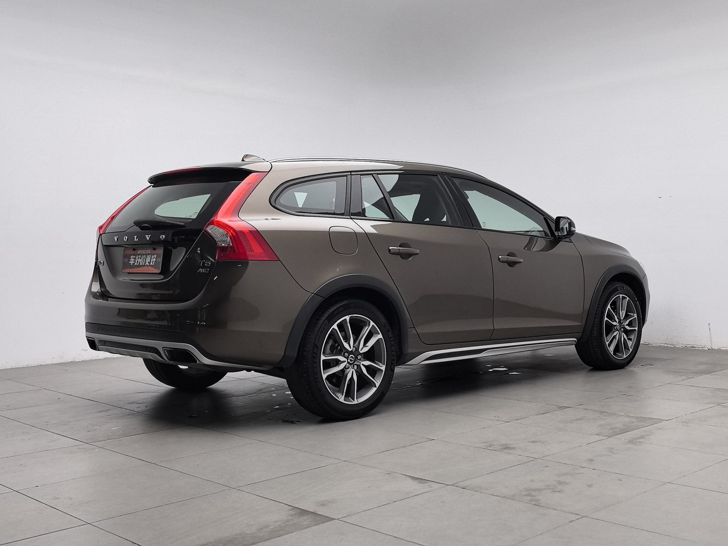 Used Volvo V60 2017 2.0 AT