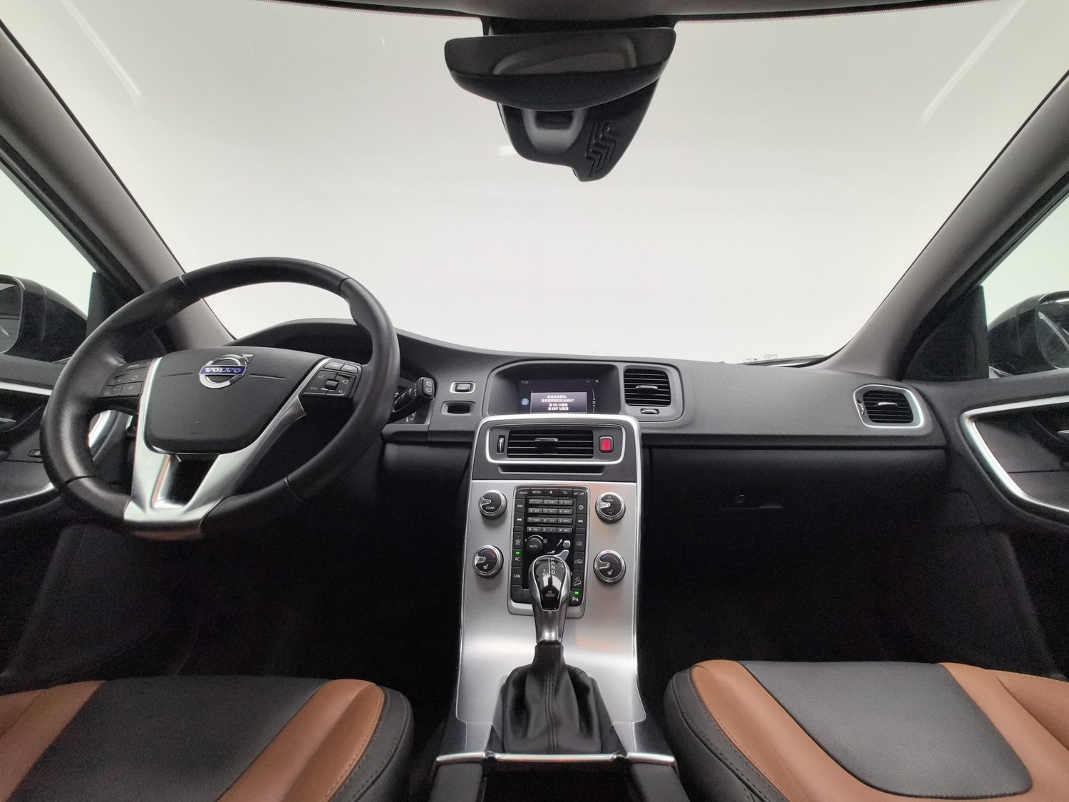 Used Volvo V60 2017 2.0 AT