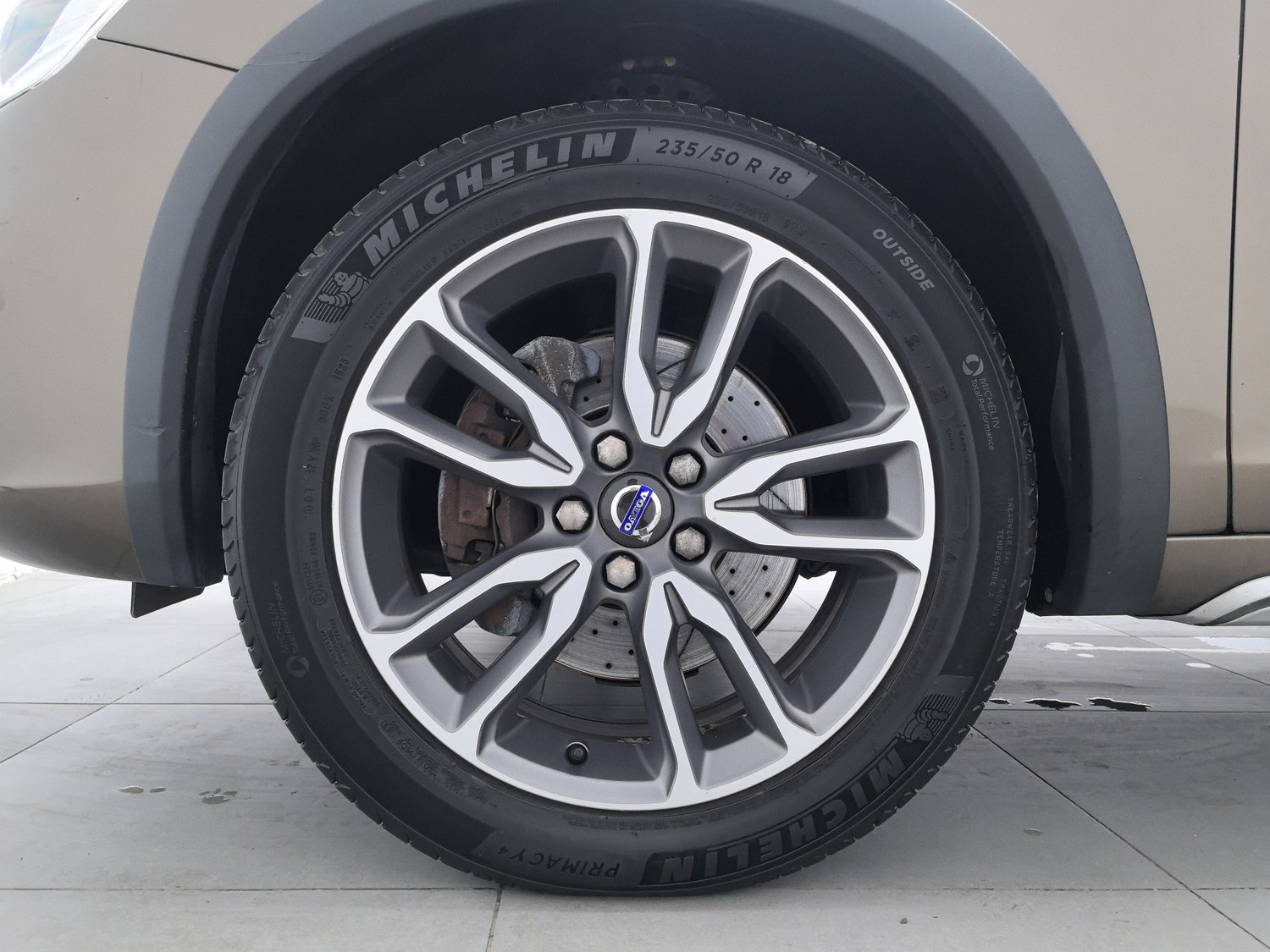 Used Volvo V60 2017 2.0 AT