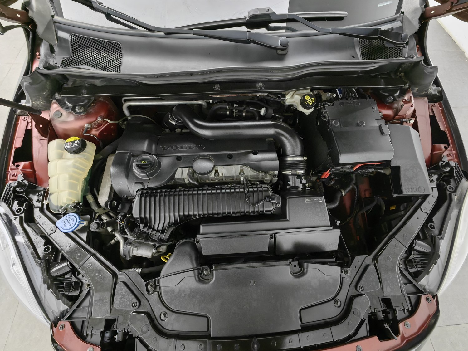 Used Volvo V40 2014 2.0 AT