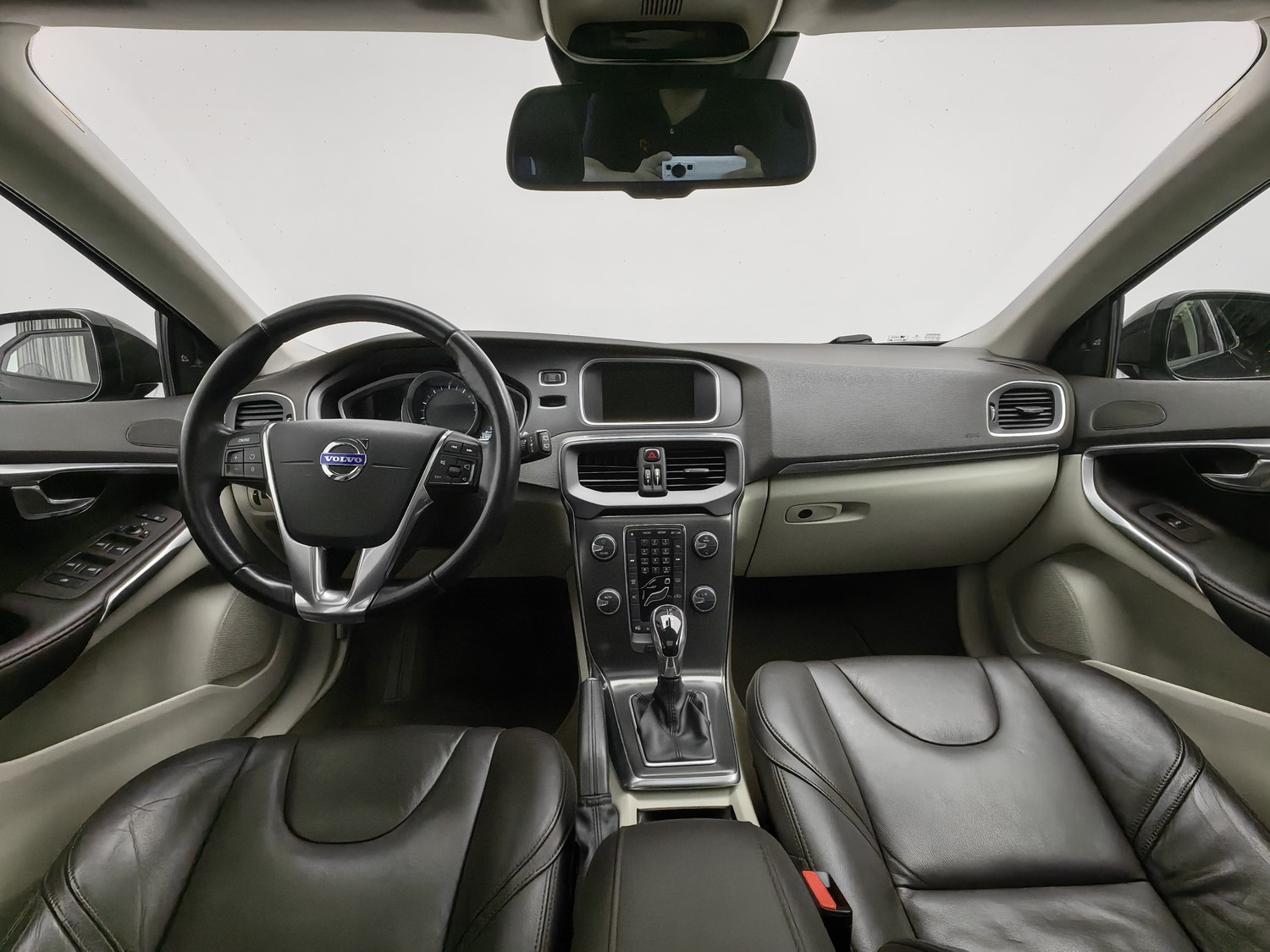 Used Volvo V40 2014 2.0 AT