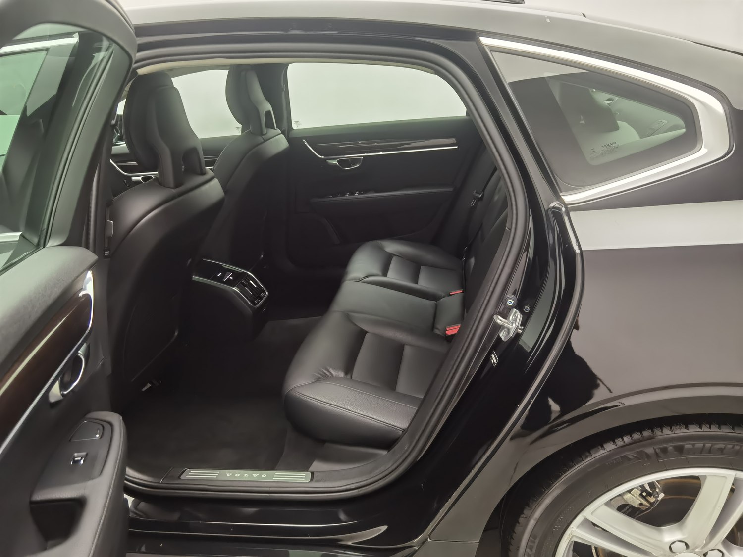 Used Volvo S90 2018 2.0 AT