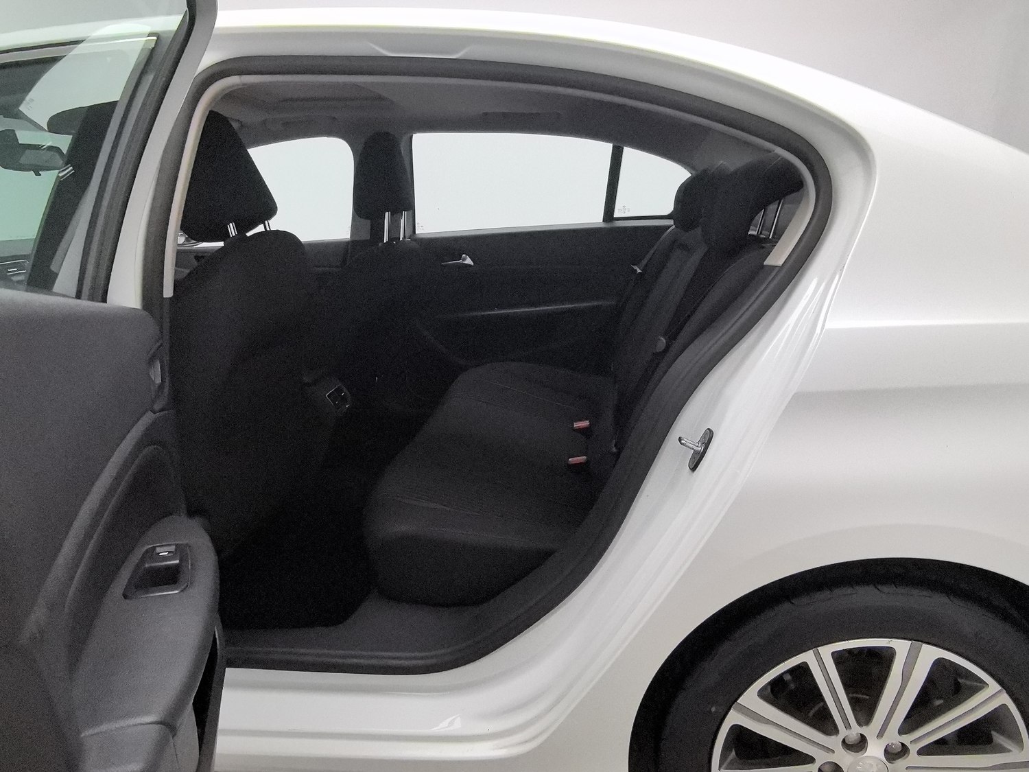 Used Peugeot 408 2015 1.2 AT