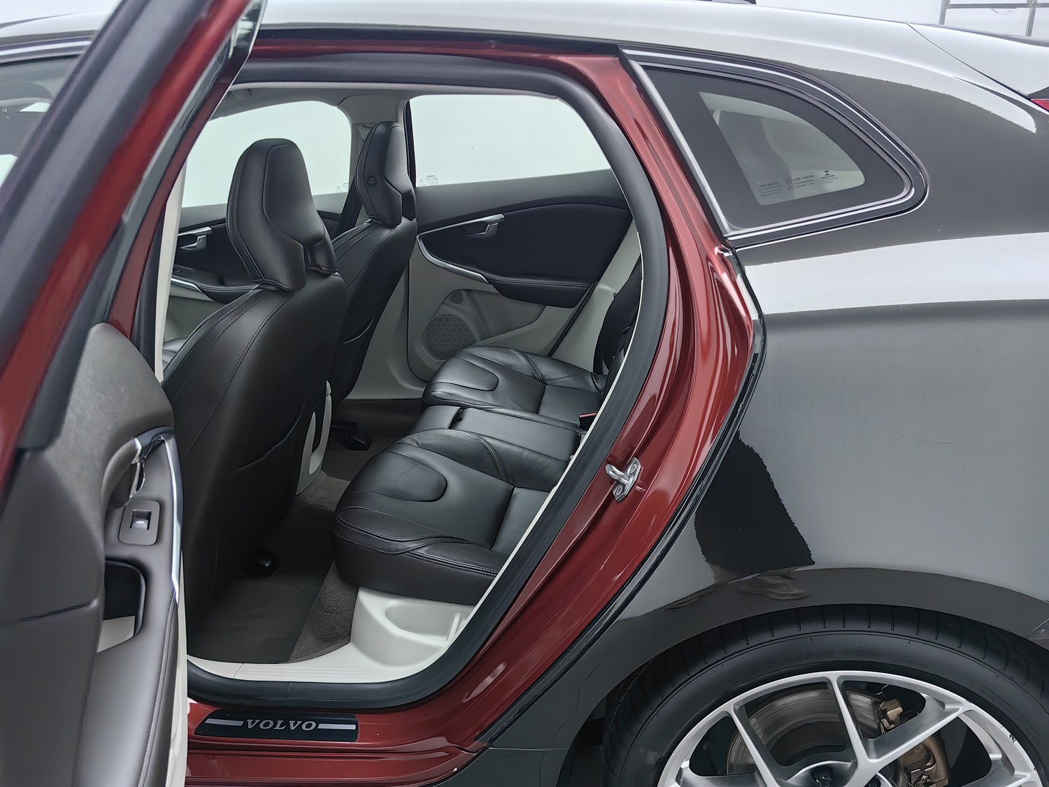 Used Volvo V40 2014 2.0 AT