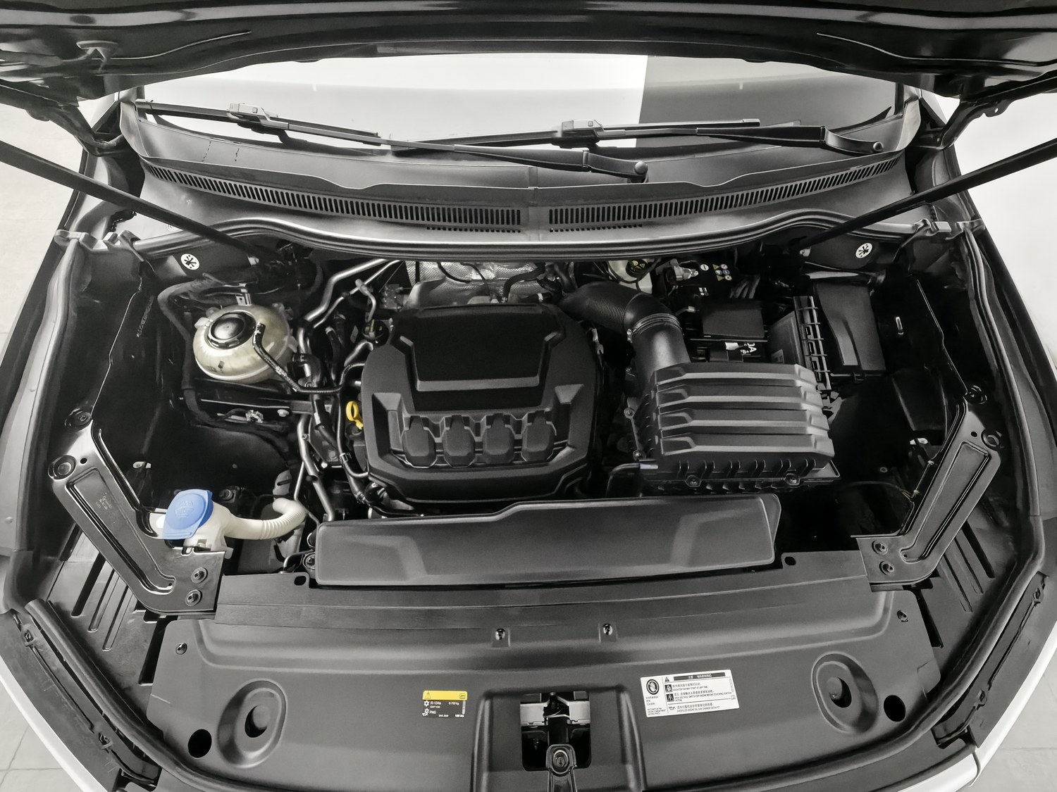 Used Volkswagen Viloran 2024 2.0 AT