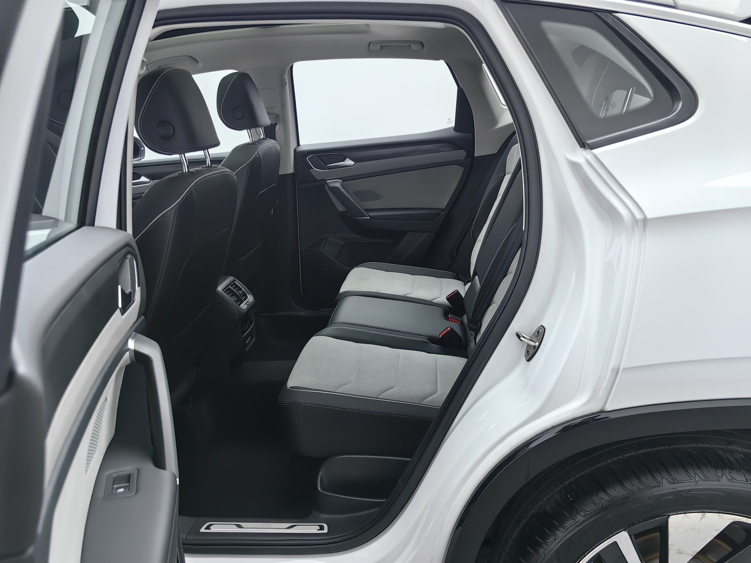 Used Volkswagen Tayron X 2023 2.0 AT