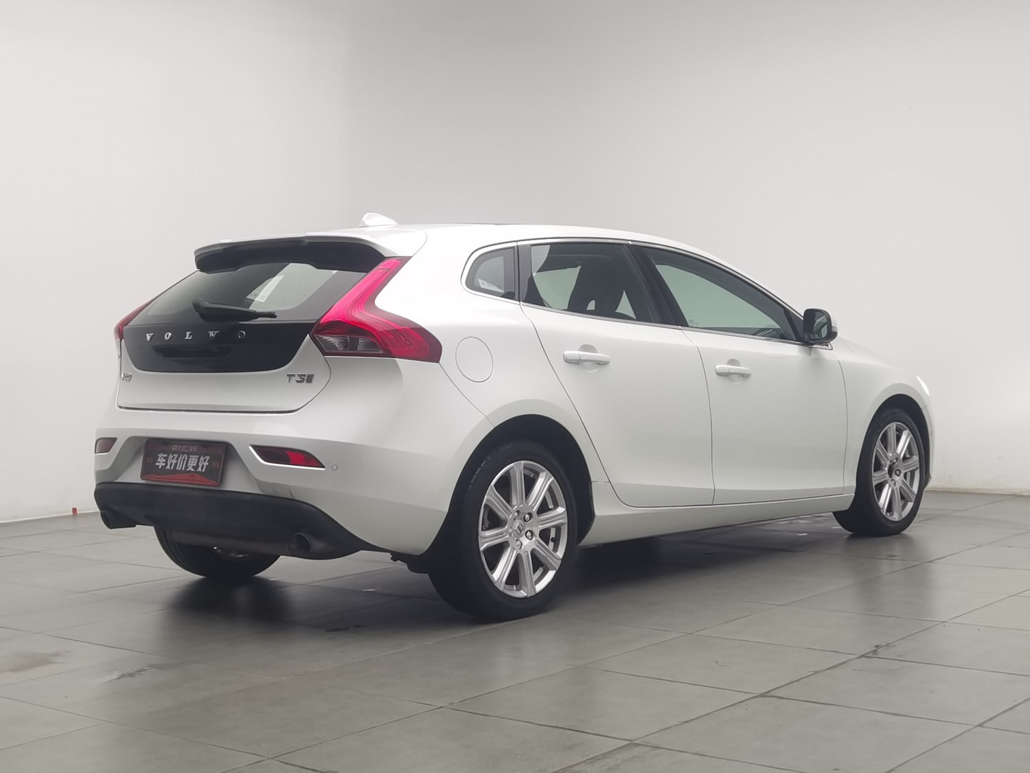 Used Volvo V40 2018 1.5 AT