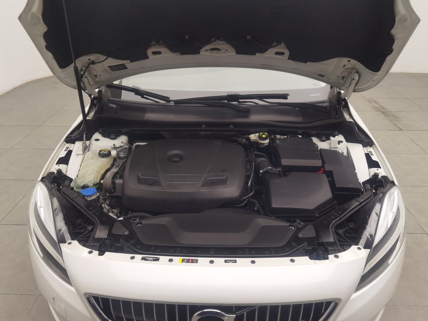 Used Volvo V40 2018 1.5 AT