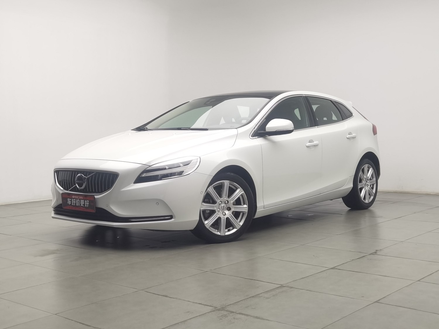 Used Volvo V40 2018 1.5 AT
