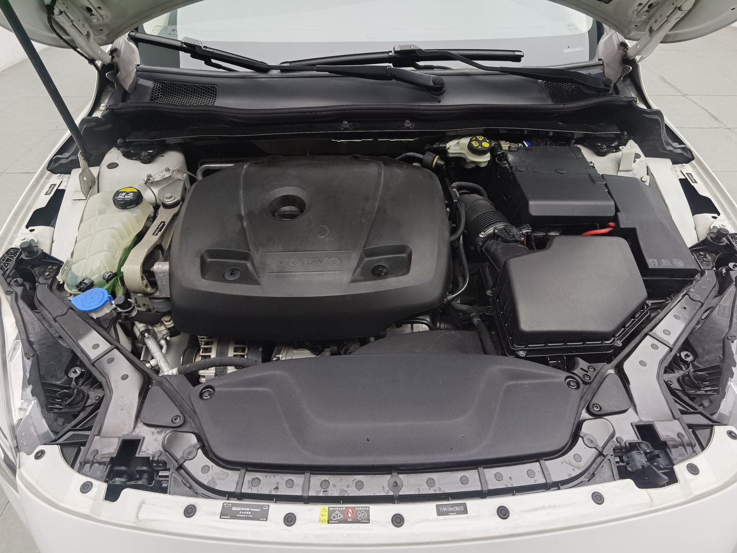 Used Volvo V40 2017 2.0 AT