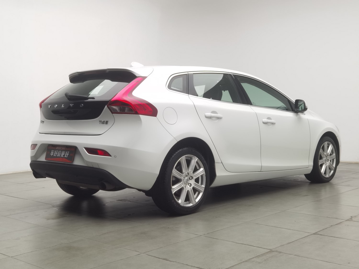 Used Volvo V40 2017 2.0 AT
